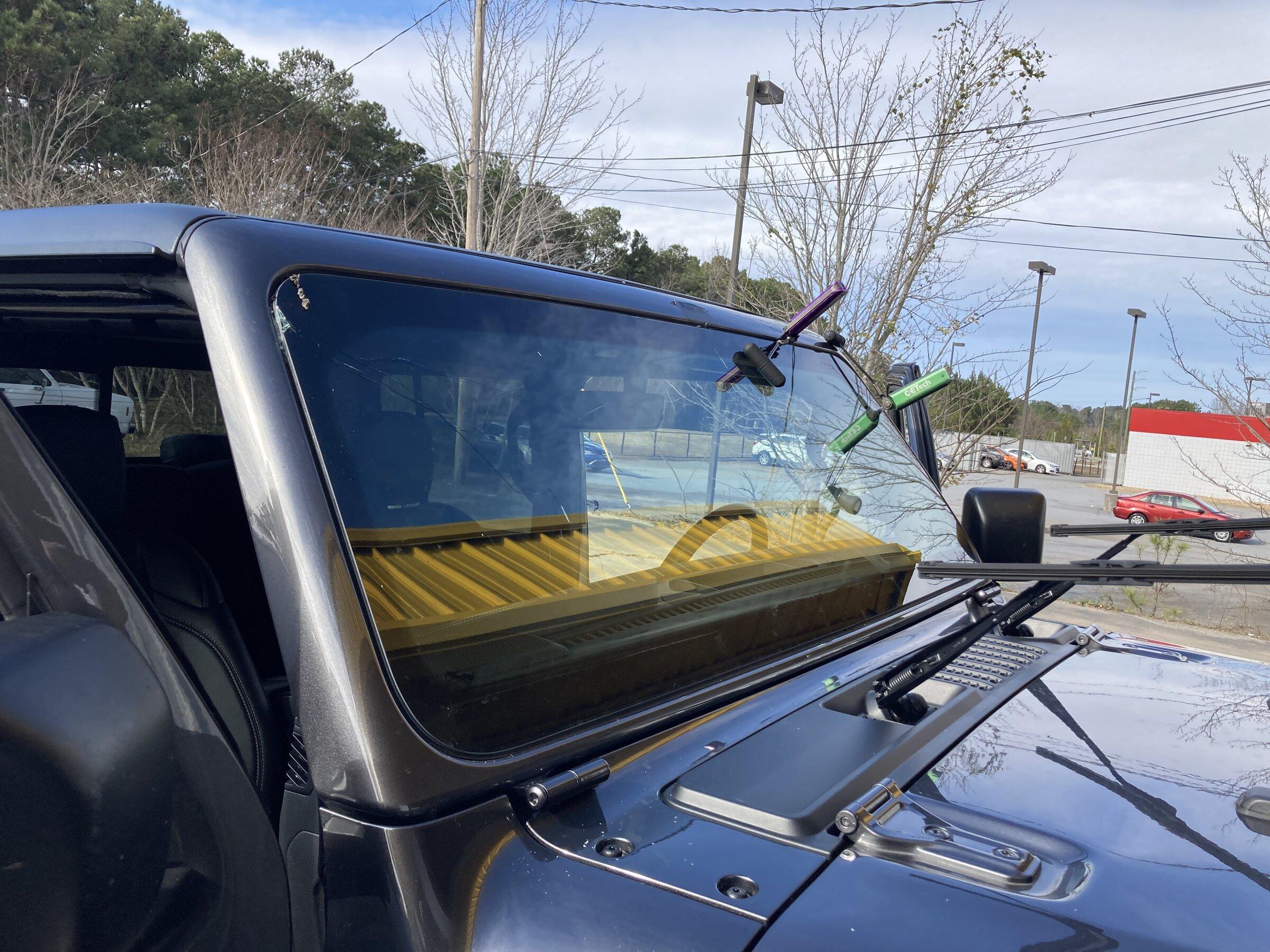 Jeep Gladiator Cracked Windshield Club 86829539-0192-43EE-B861-D8035A7E285E