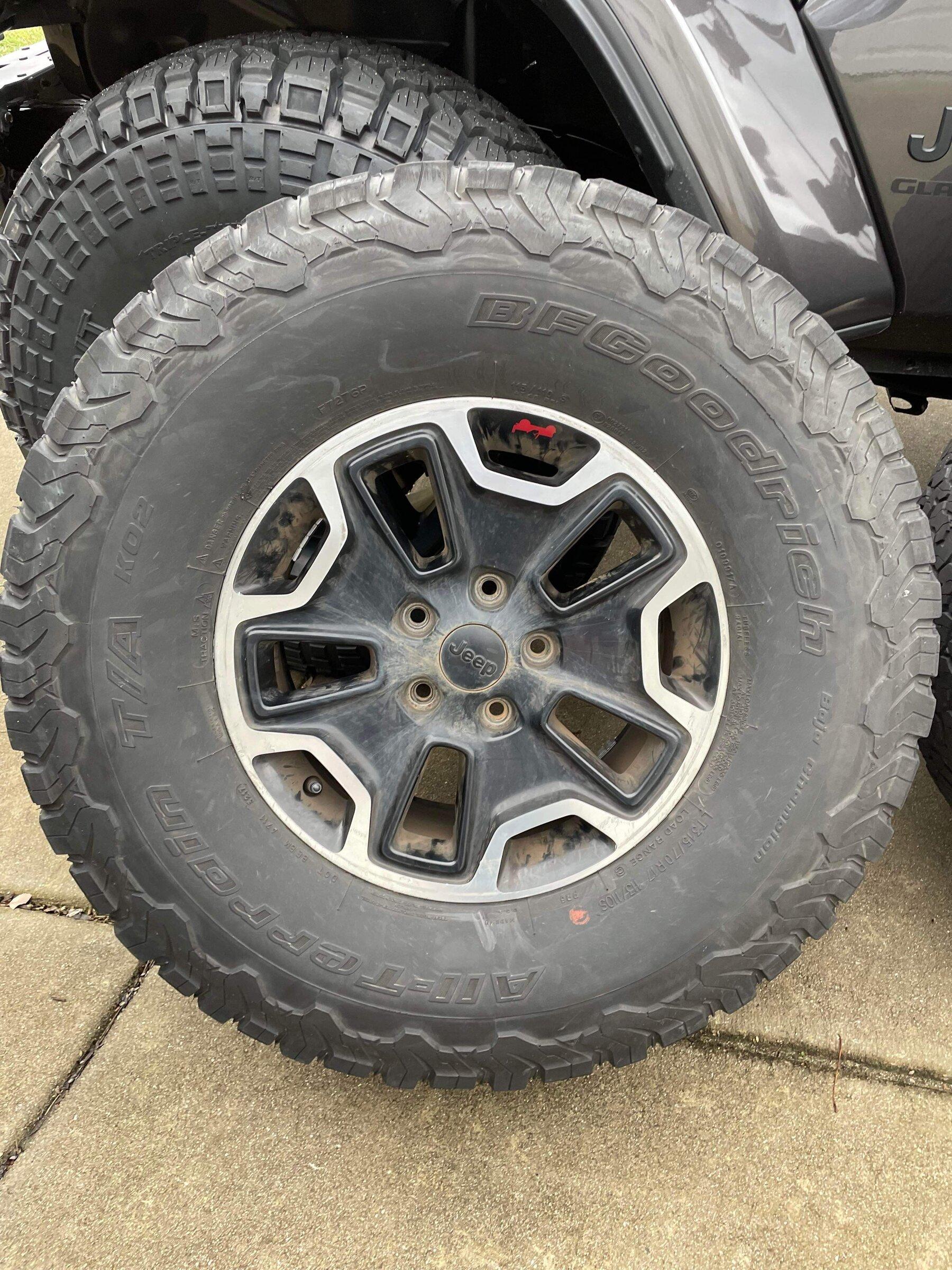 Jeep Gladiator Rubicon Wheels with 35” BF Goodrichs 290BB625-7111-4943-9C57-1AFECE4175F8