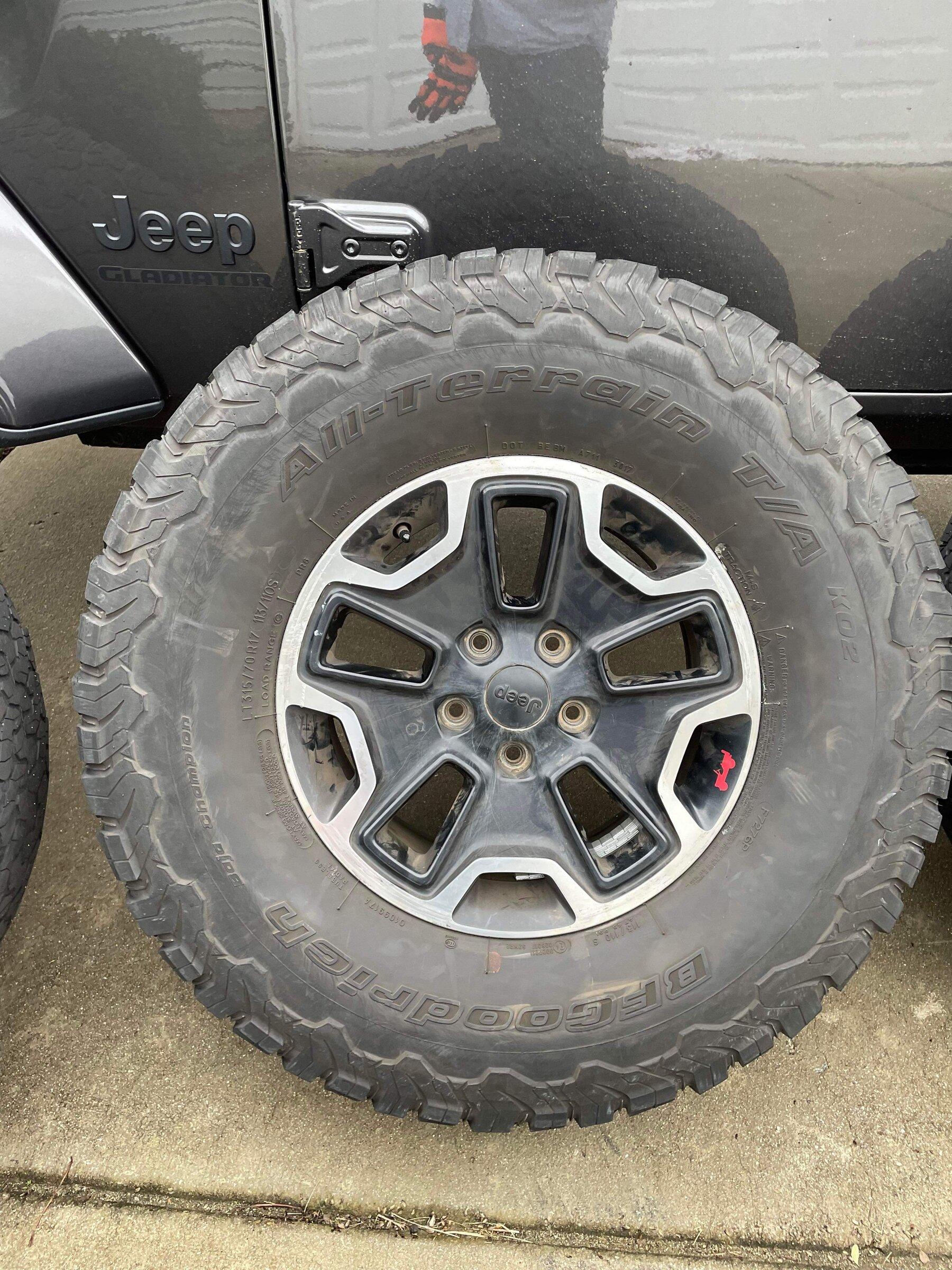 Jeep Gladiator Rubicon Wheels with 35” BF Goodrichs 885D7961-E55F-45ED-800C-AC2E3FA10941