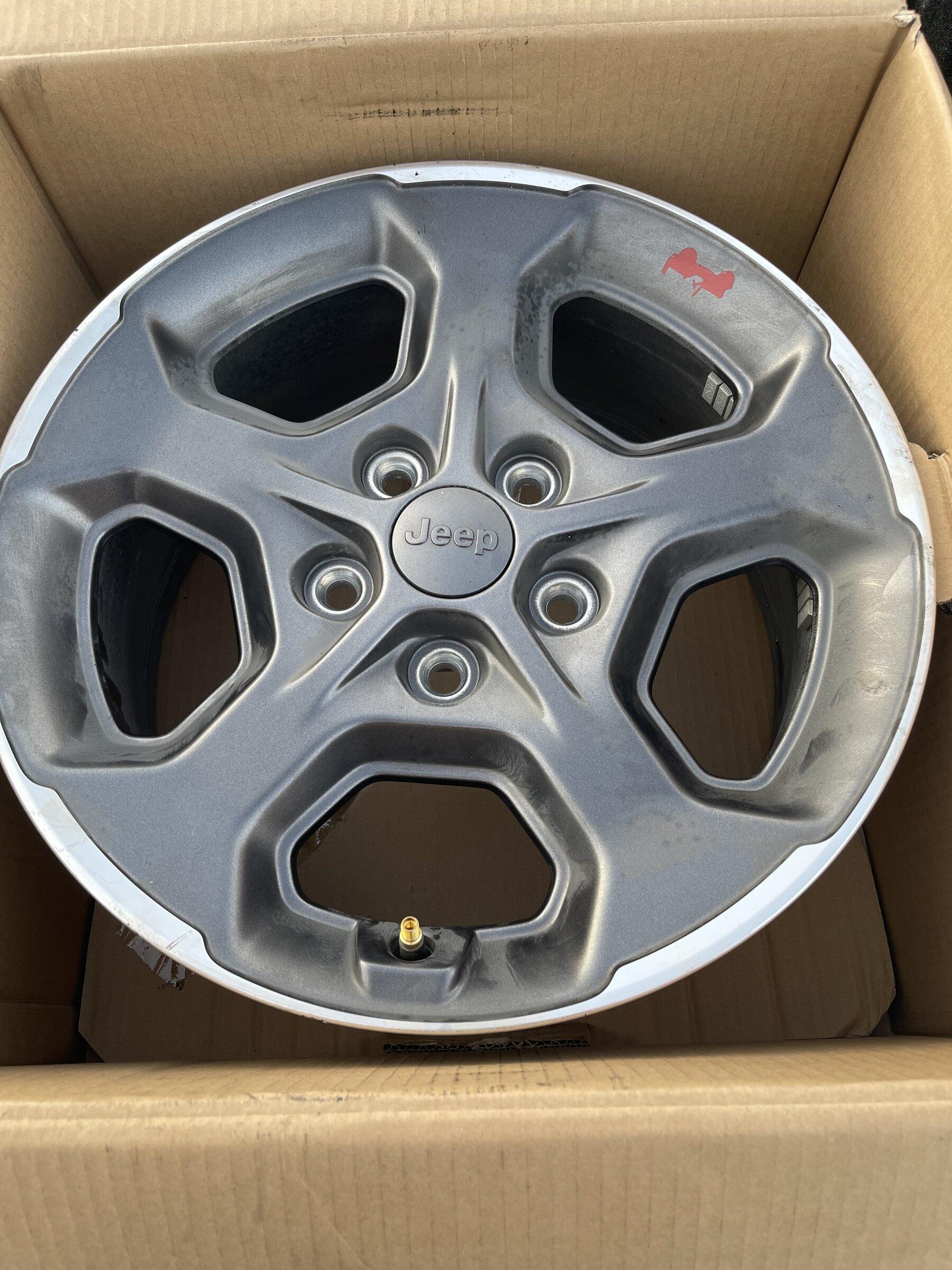 Jeep Gladiator Jeep Gladiator Rubicon factory wheels 40765791-C7A3-48A4-9902-64C35EC104C2