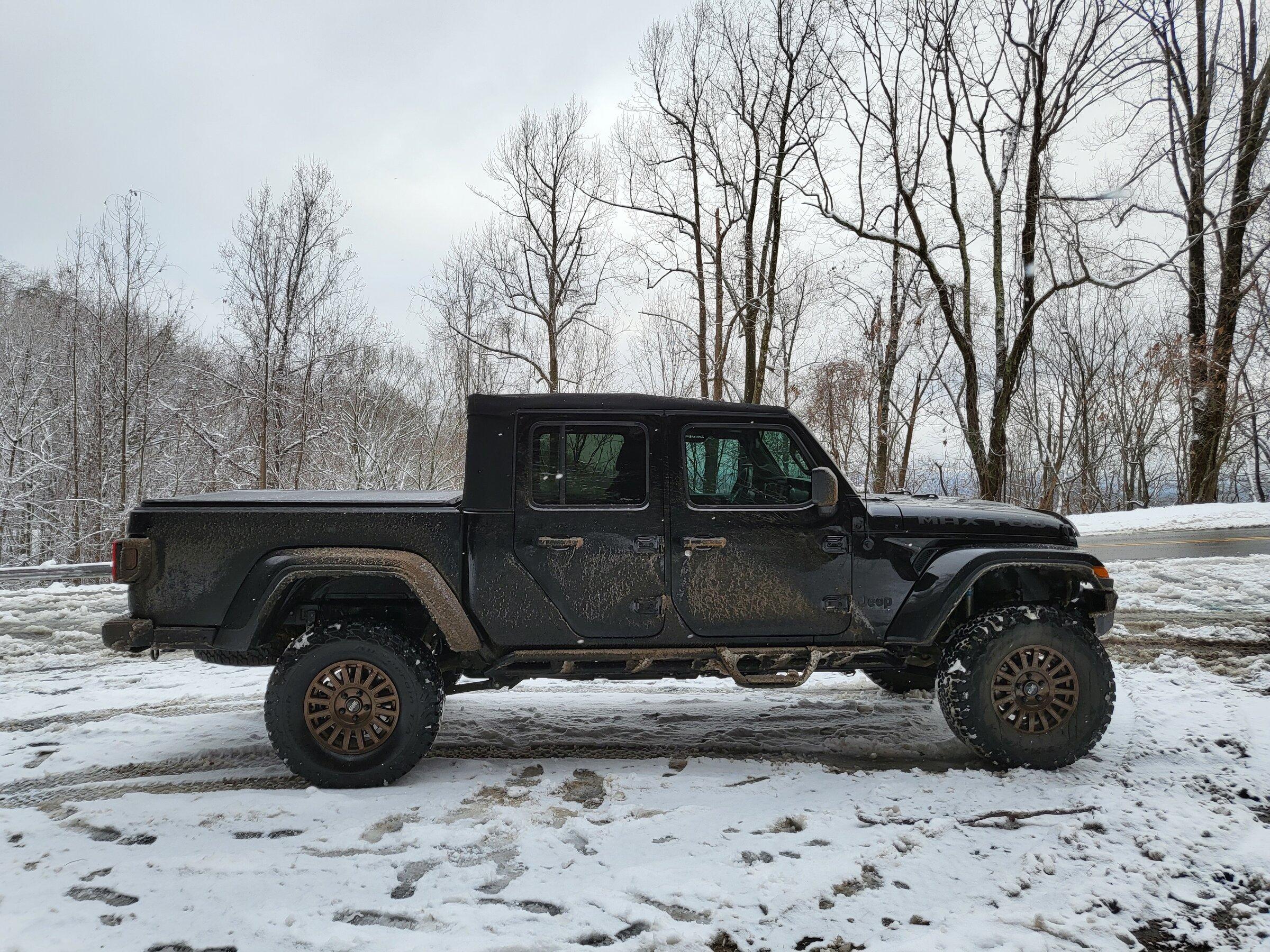 Jeep Gladiator Aonarch's 2021 Sport S Max Tow 028F3709-7D32-4320-930B-D636F3B92D4D