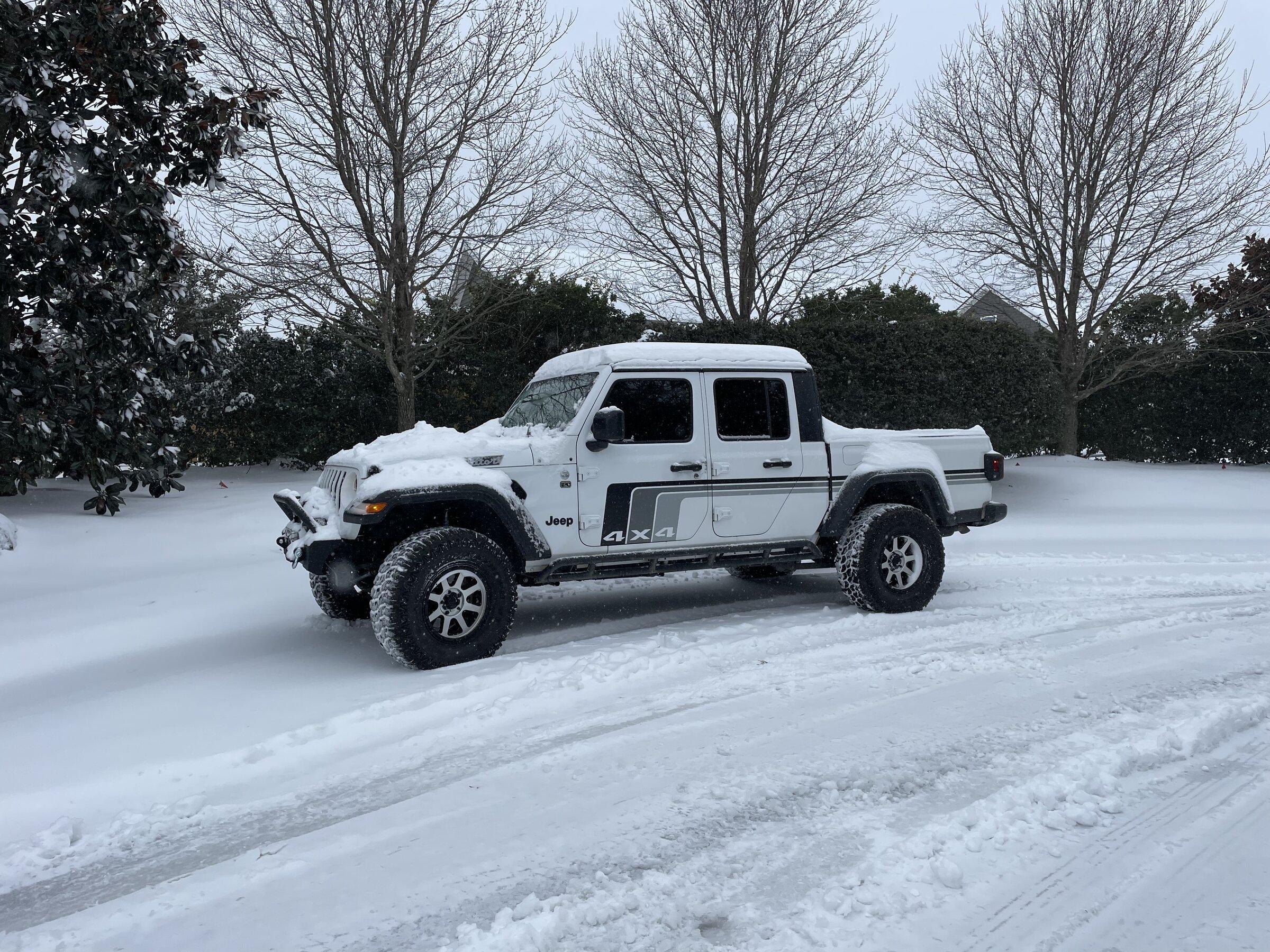 Jeep Gladiator BRIGHT WHITE Gladiator JT Club 3C708DF6-1176-465D-A850-65FD3B83A96E