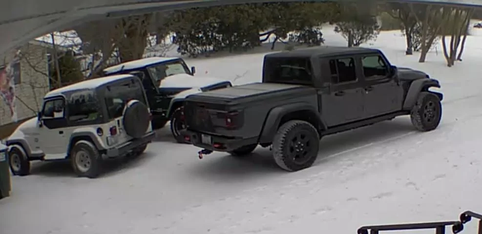 Jeep Gladiator Jeeps Parking Next To Jeeps 2022-01-16 16.19.54