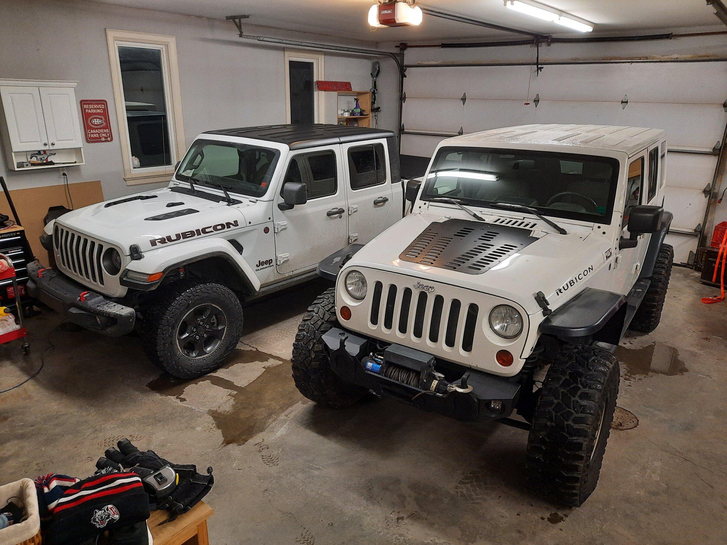 Jeep Gladiator Jeeps Parking Next To Jeeps 20220110_200855