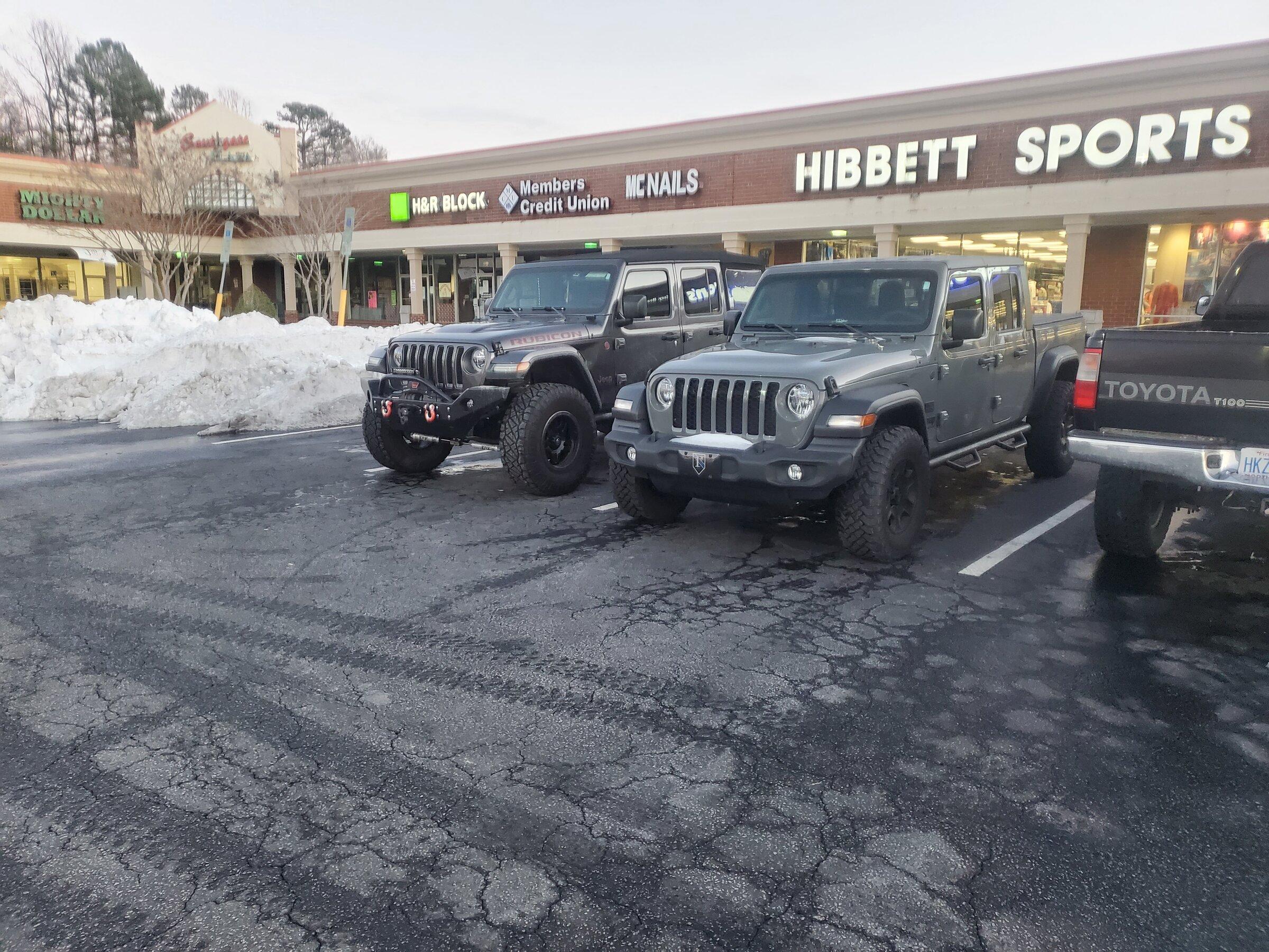Jeep Gladiator Jeeps Parking Next To Jeeps 20220117_173551