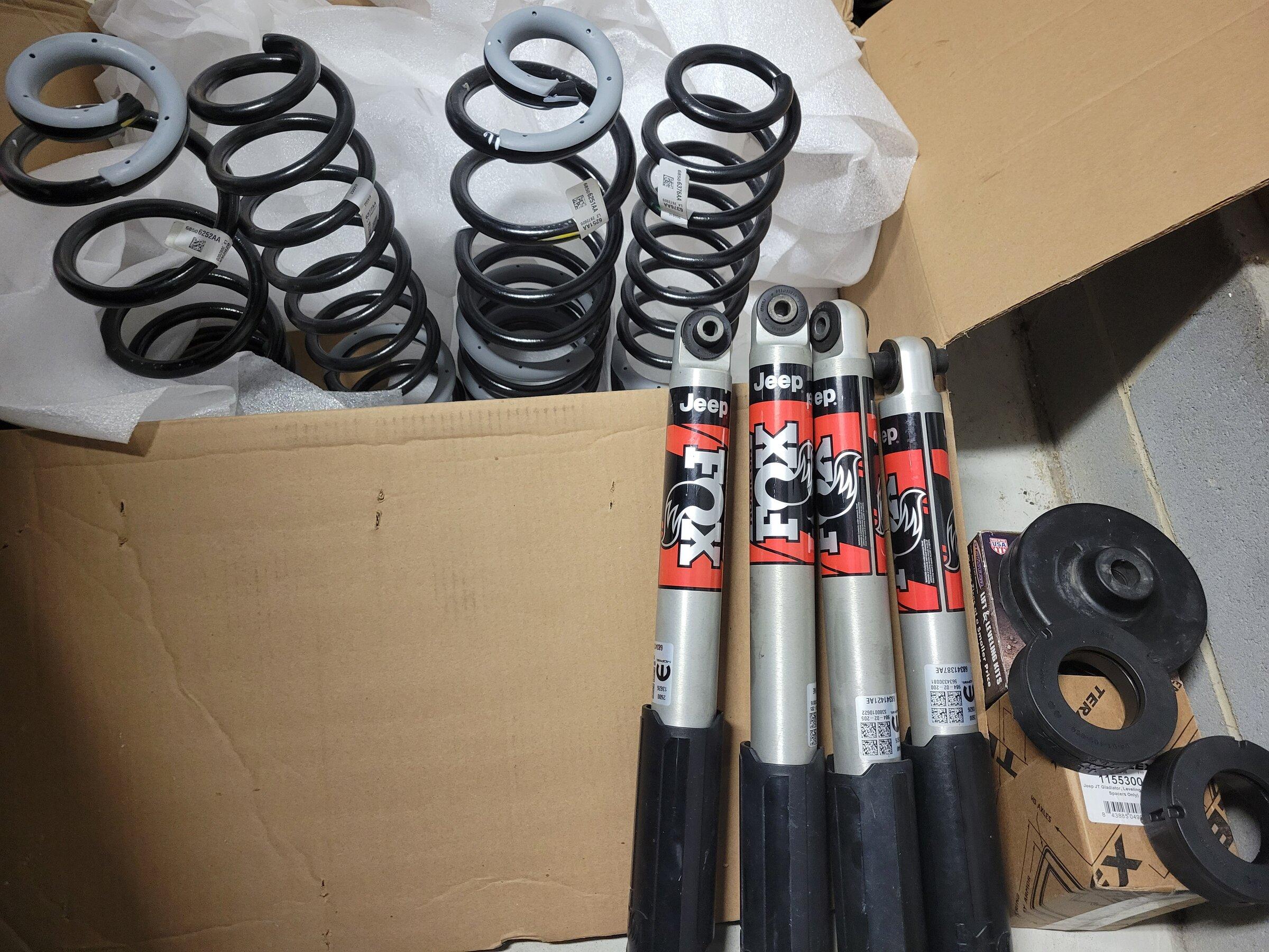 Jeep Gladiator Rubicon shocks and springs with leveling kit 20220116_191540
