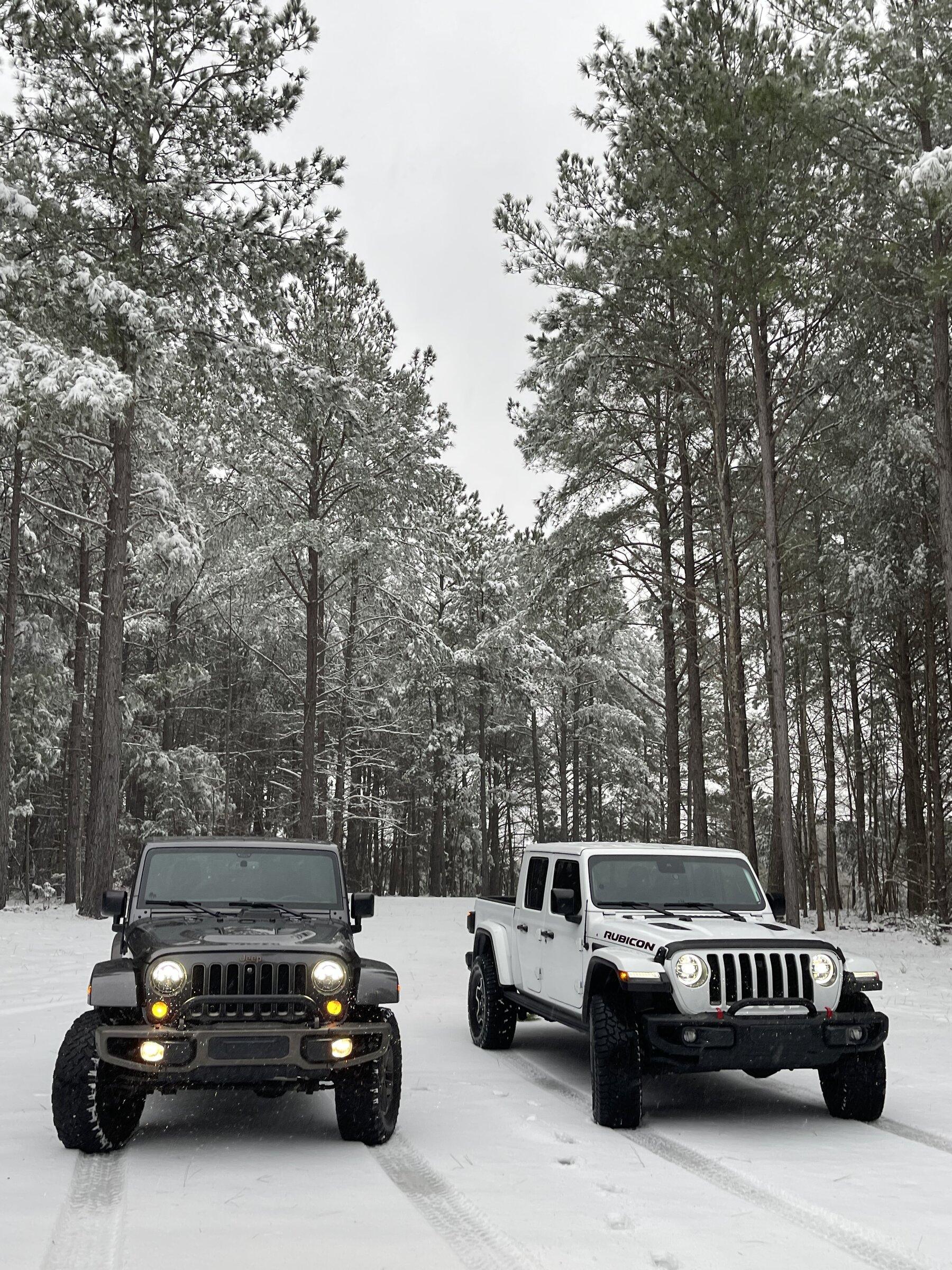 Jeep Gladiator Jeeps Parking Next To Jeeps C031DDE0-0C8A-4DB2-B0F4-F44FA8AEA7A3