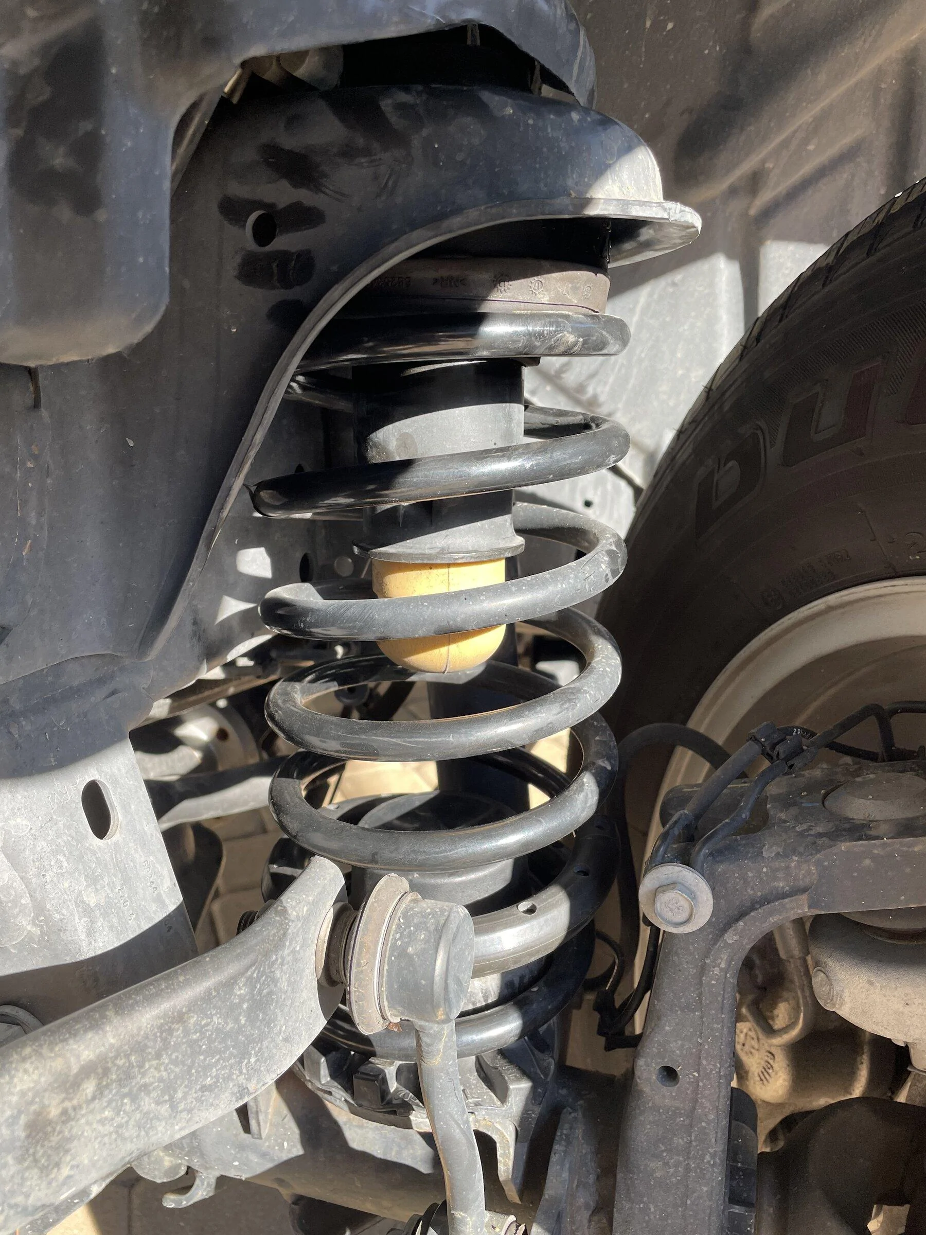 Jeep Gladiator Front spring isolator bulge after 1.5" Teraflex leveling kit AEC742CF-1003-4094-B6FF-8AD1732446A4