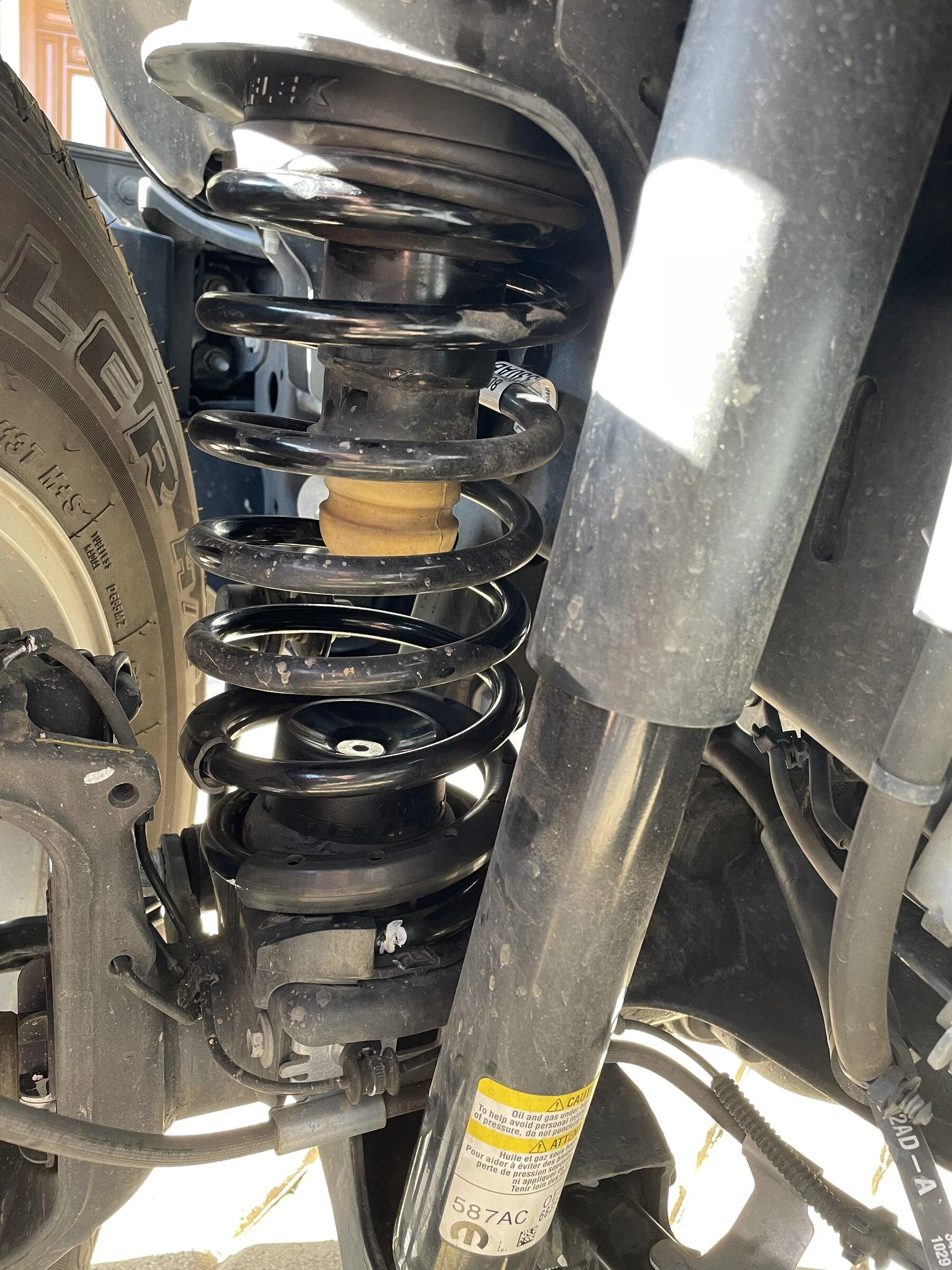 Jeep Gladiator Front spring isolator bulge after 1.5" Teraflex leveling kit 69C72ADE-B6CB-4776-B16B-60304C640846