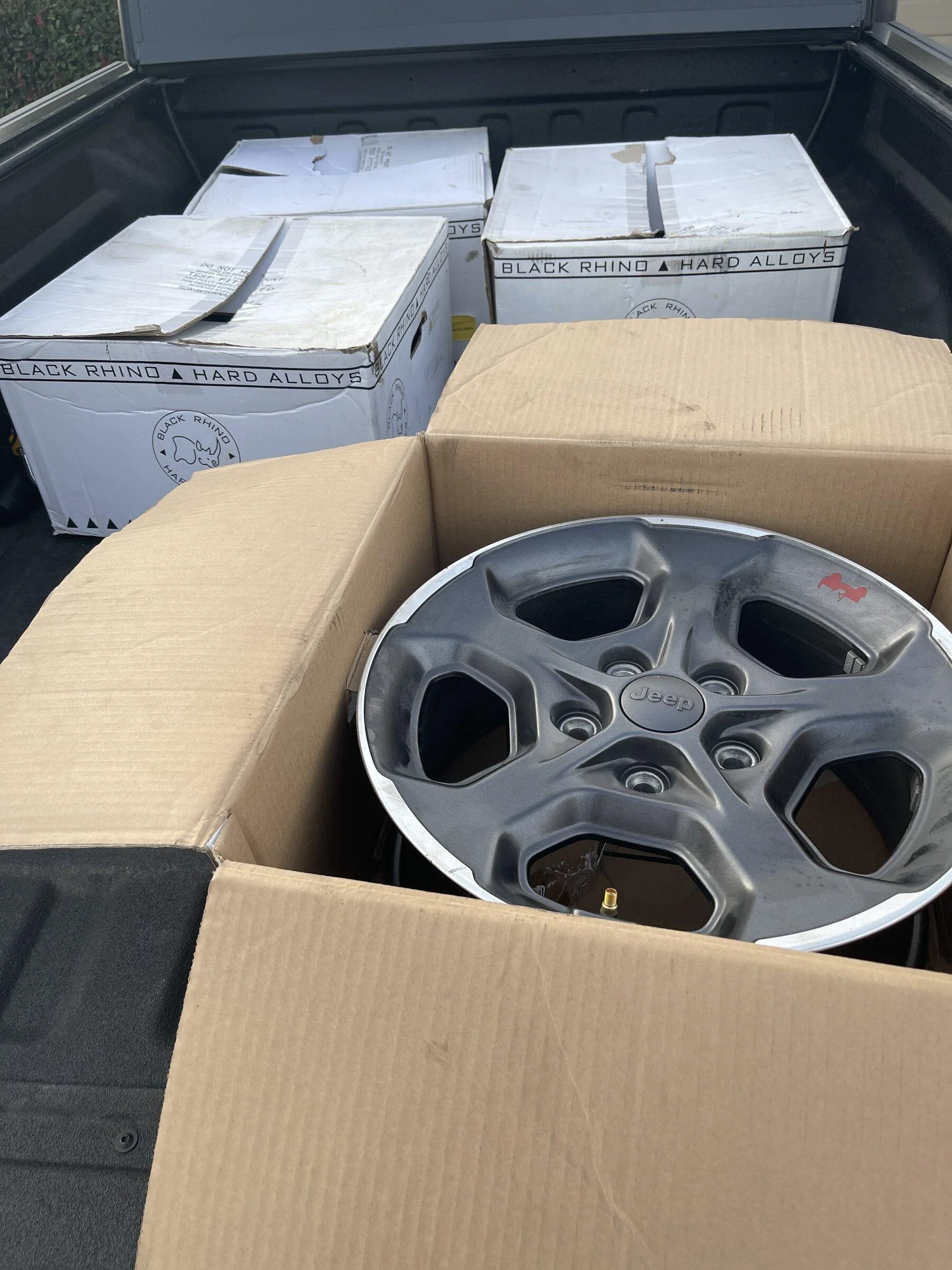 Jeep Gladiator Rubicon wheels 76656169-9100-4BB0-9A80-5A8F96FE4E12