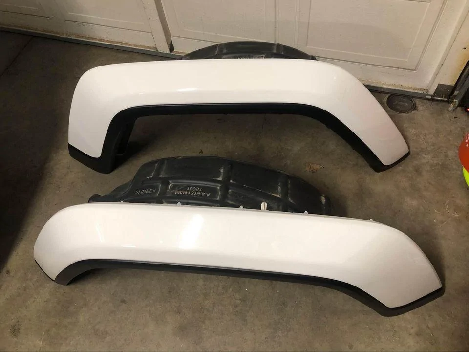 Jeep Gladiator JT Overland OEM White Painted Rear Fenders rearfenders2