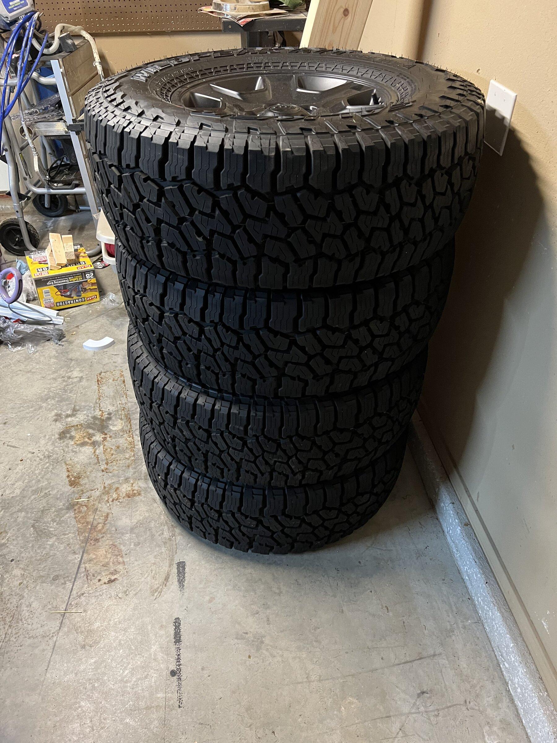 Jeep Gladiator 2021 Mojave Wheels and Tires w/TPMS E2B23AE1-9C71-4E00-A1DD-17CBE9019092