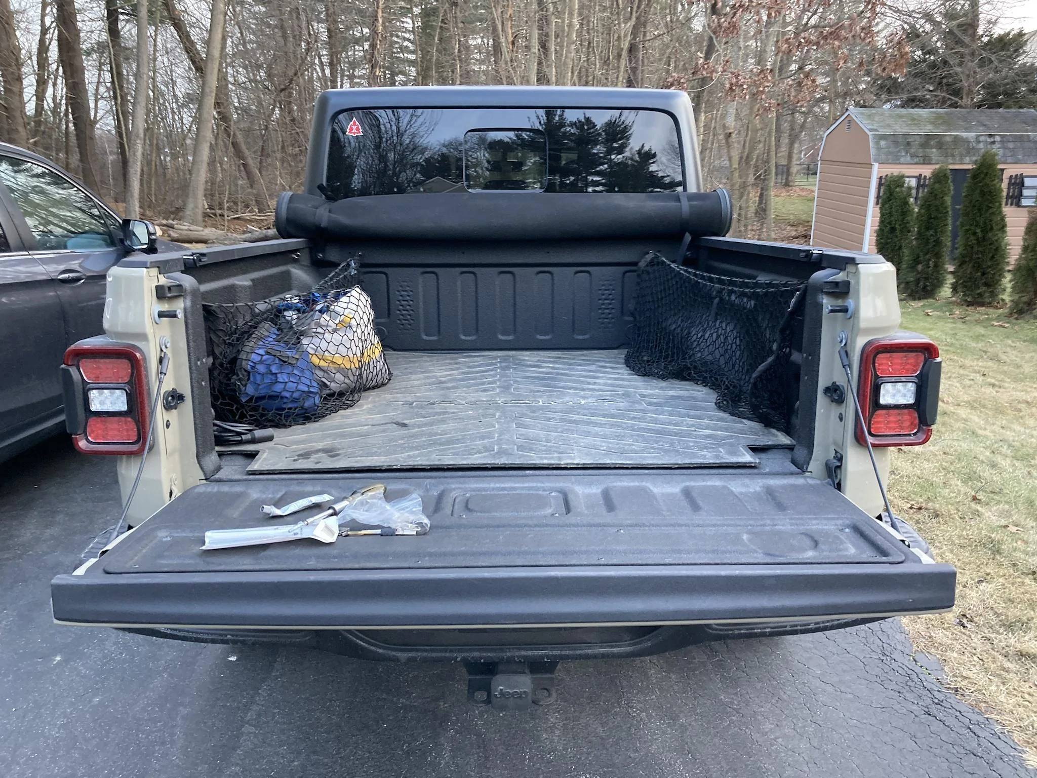 Jeep Gladiator No trail rails but I found a way to mount mesh bed storage bags… does this look like a decent move? CdUOgr2