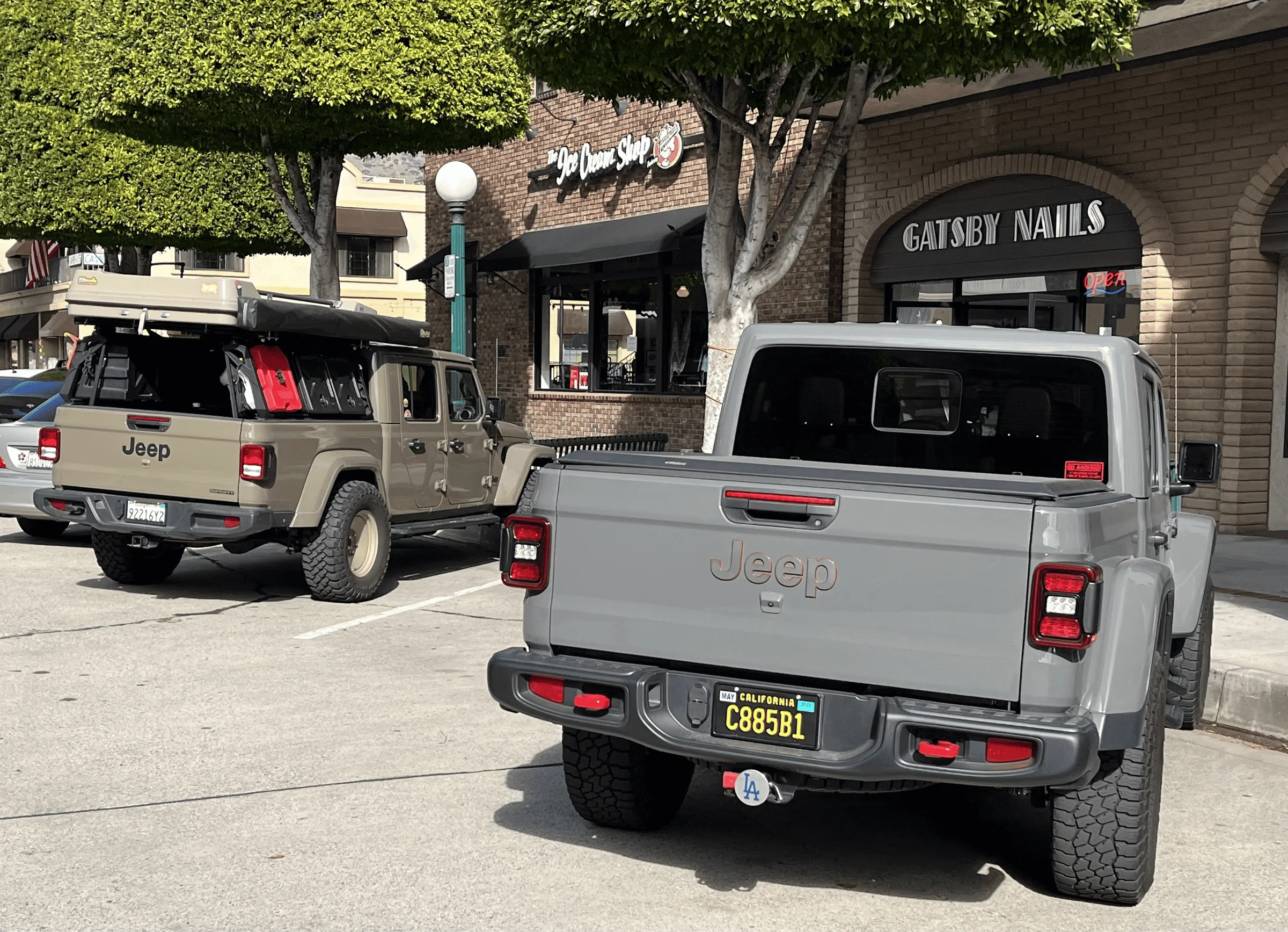 Jeep Gladiator Jeeps Parking Next To Jeeps tempImage0mDAmM