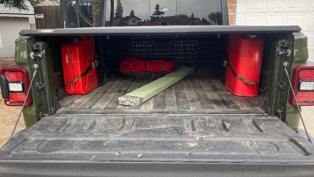 Jeep Gladiator Gas cans thumbnail-2