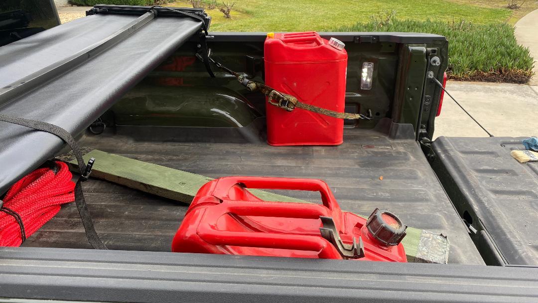 Jeep Gladiator Gas cans thumbnail-1