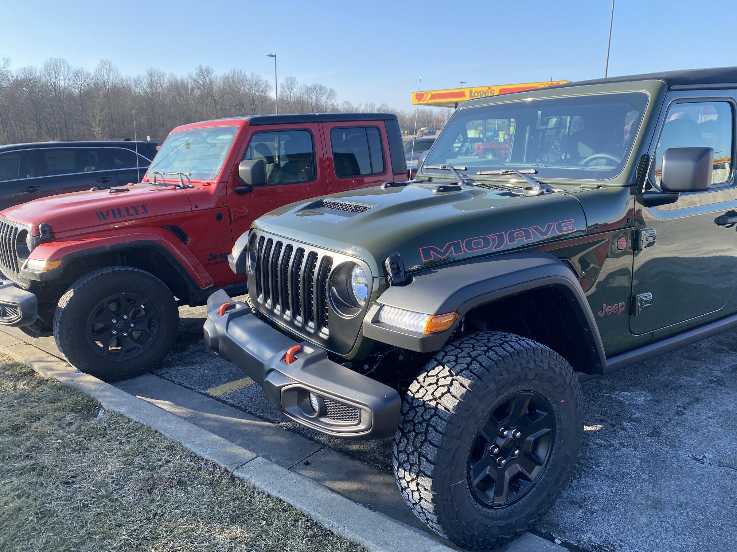 Jeep Gladiator Jeeps Parking Next To Jeeps 9551B728-2F88-4408-87FA-3F6CEF75540B
