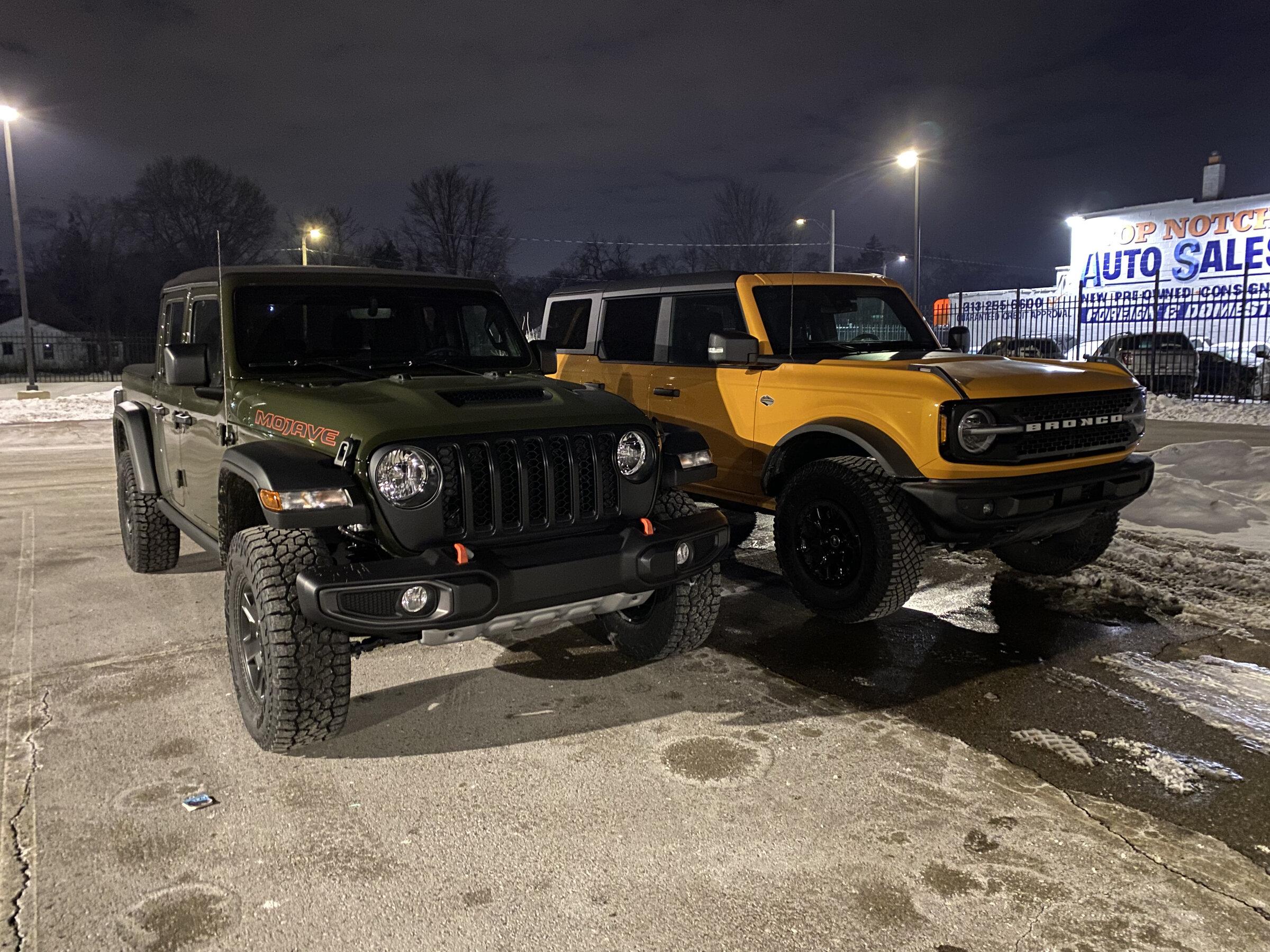 Jeep Gladiator Jeeps Parking Next To Jeeps BA8368E9-D3E2-42DE-A808-20C2322AF2B1