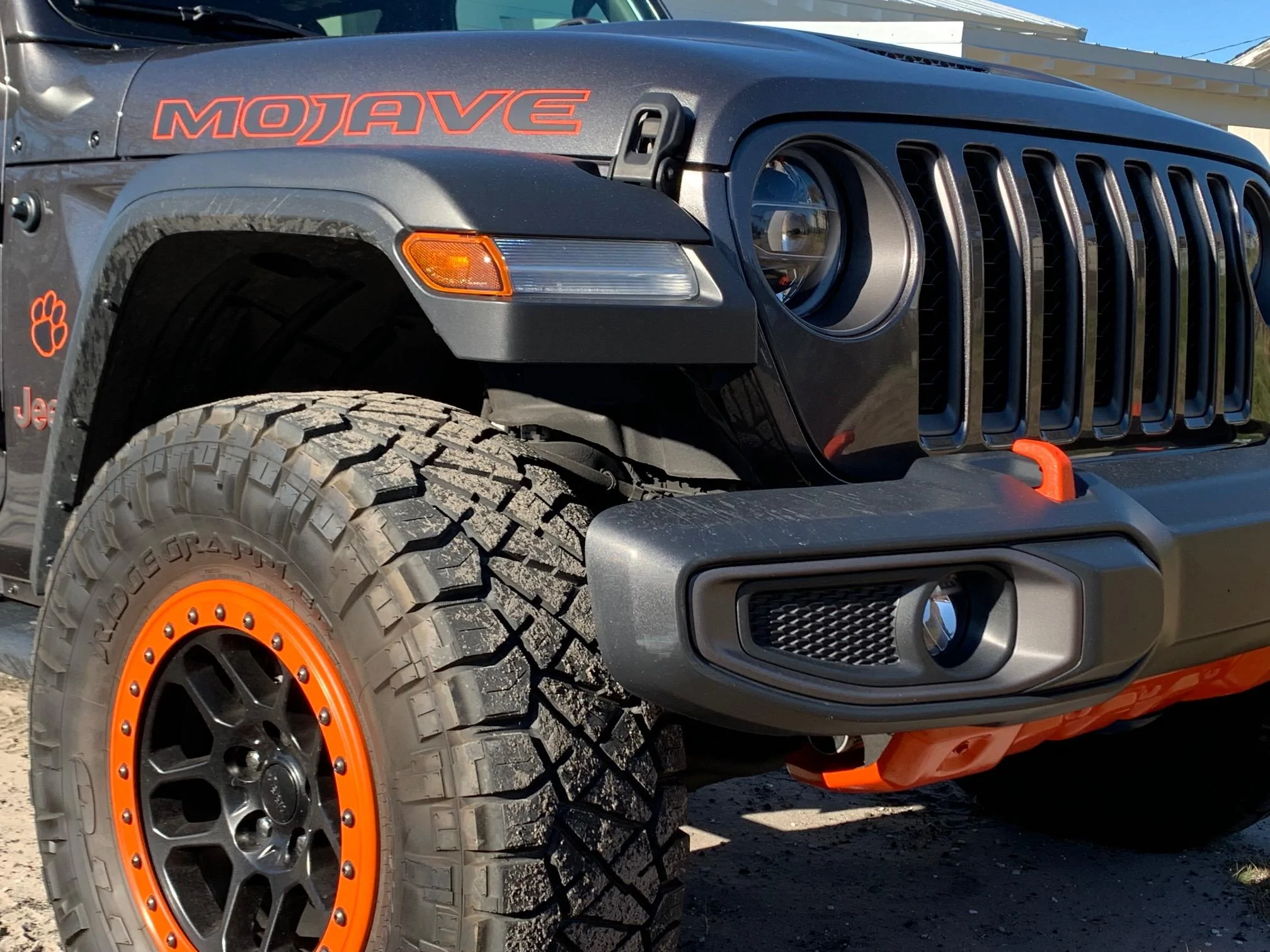 Jeep Gladiator MOJAVE Edition Gladiator JT Club Orange front end