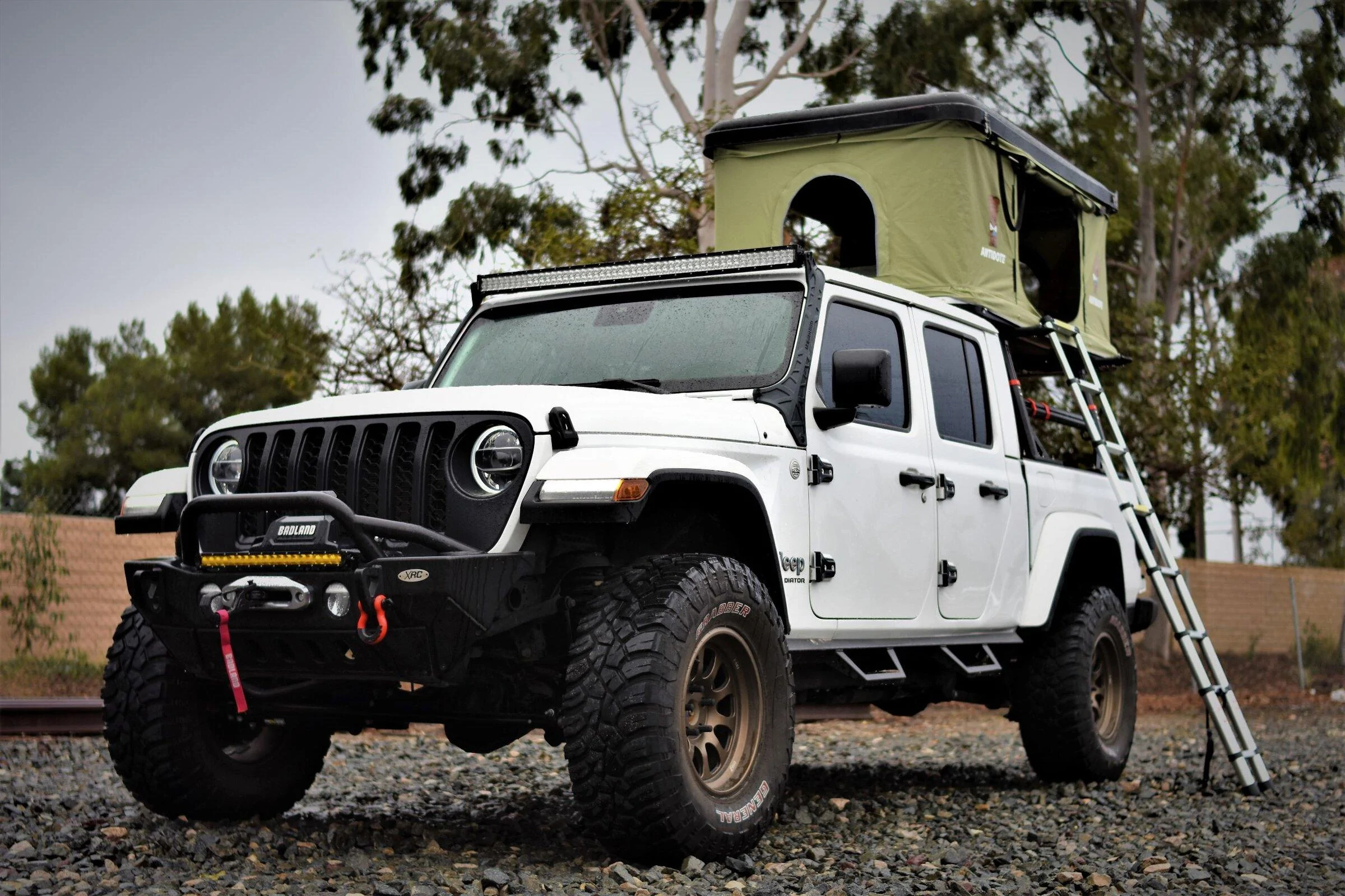 Jeep Gladiator Bed Rack and Roof Top Tents DSC_0825