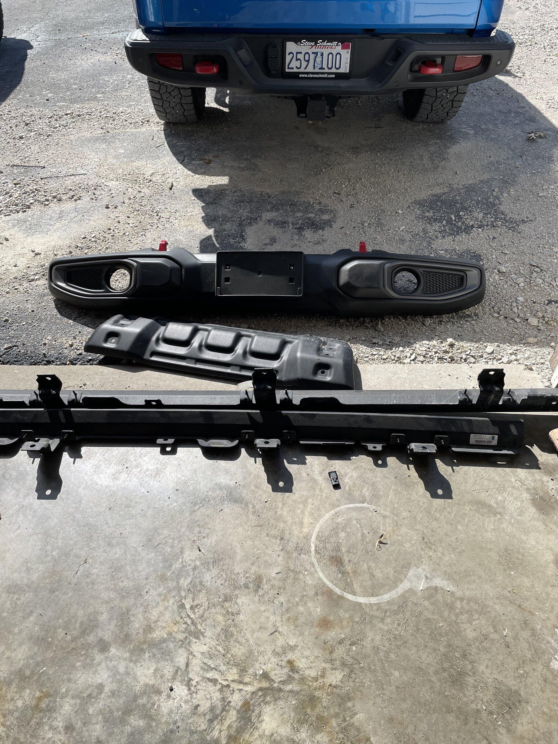 Jeep Gladiator Rubicon factory rock rails 4078DB62-C122-40A5-8DD8-6398F54E9393