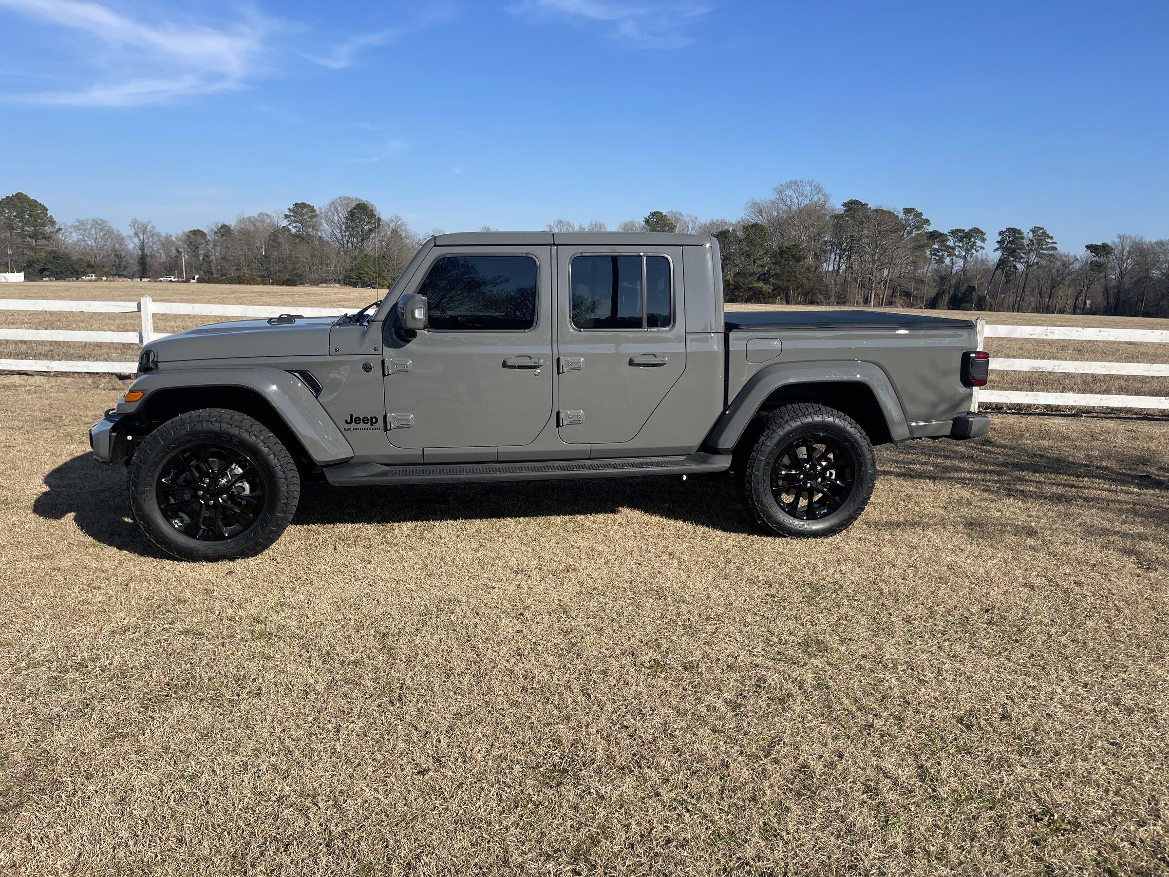 Jeep Gladiator High Altitude's with bigger rubber on stock wheels EECA890B-6CBD-4458-8DB8-C2726576CAED