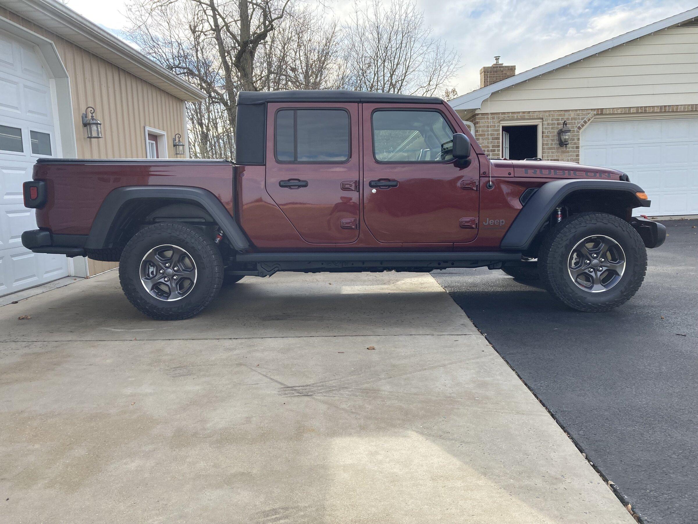 Jeep Gladiator Rubicon with 1.5" Teraflex Leveling Kit and Daystar .75" Rear Spacers full