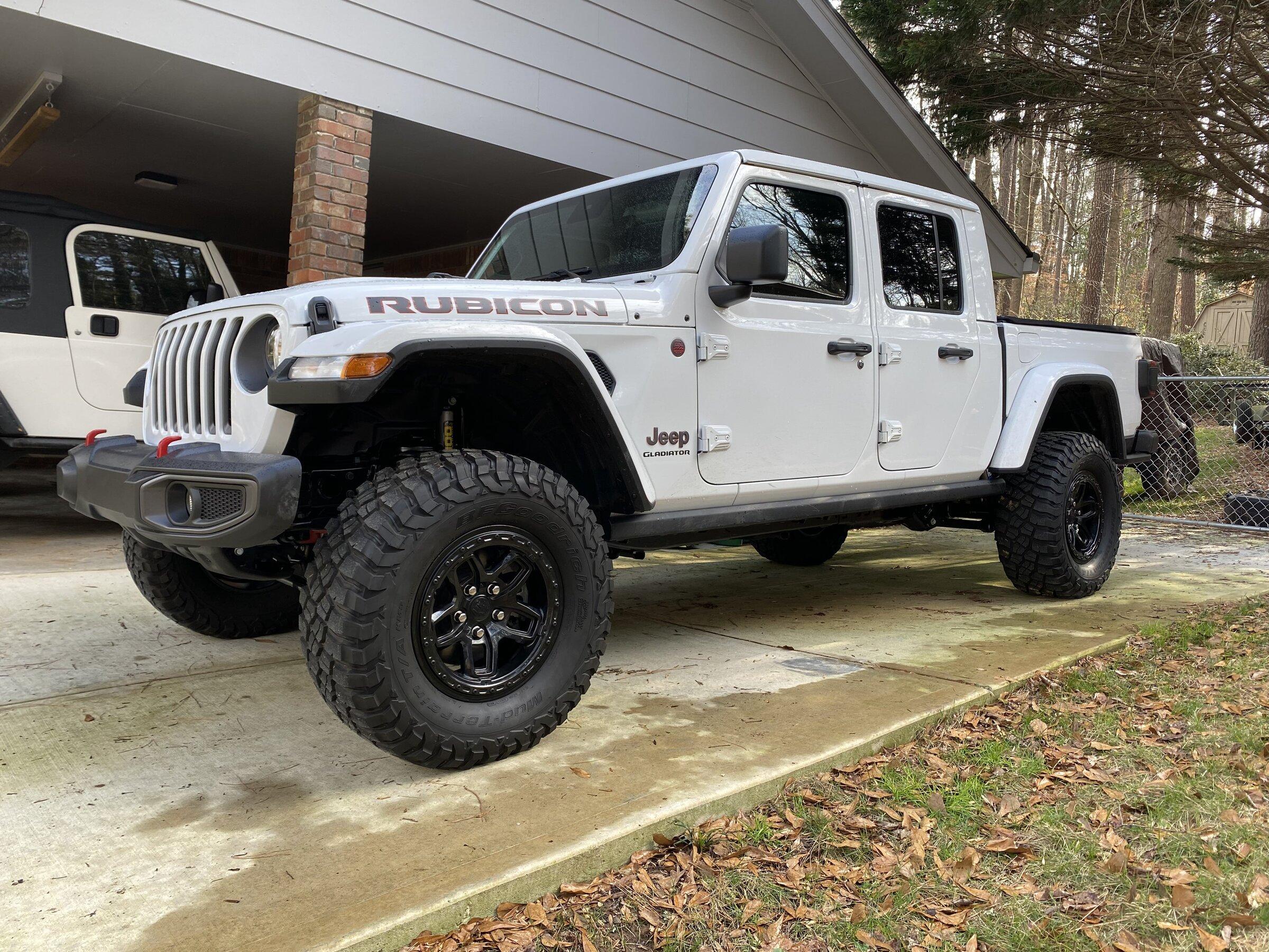 Jeep Gladiator Post em up. 37" K02's on 2.5" lift. IMG_2988