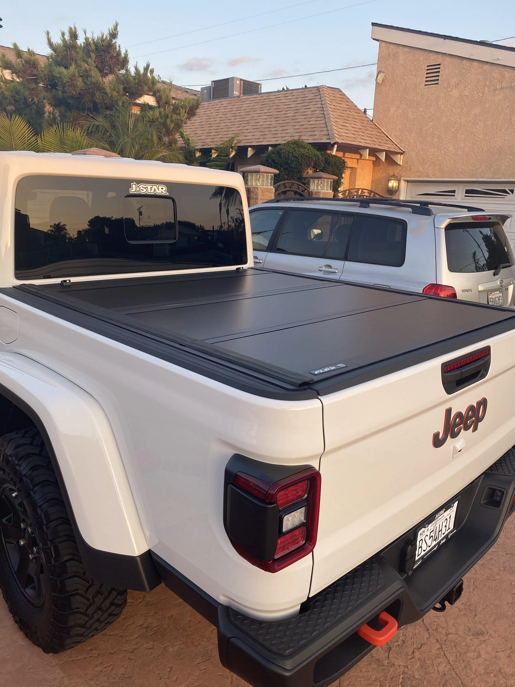 Jeep Gladiator UNDERCOVER ULTRA FLEX TONNEAU COVER Model UX32010 4E346F13-617A-4515-A215-99FE7B27DAEE