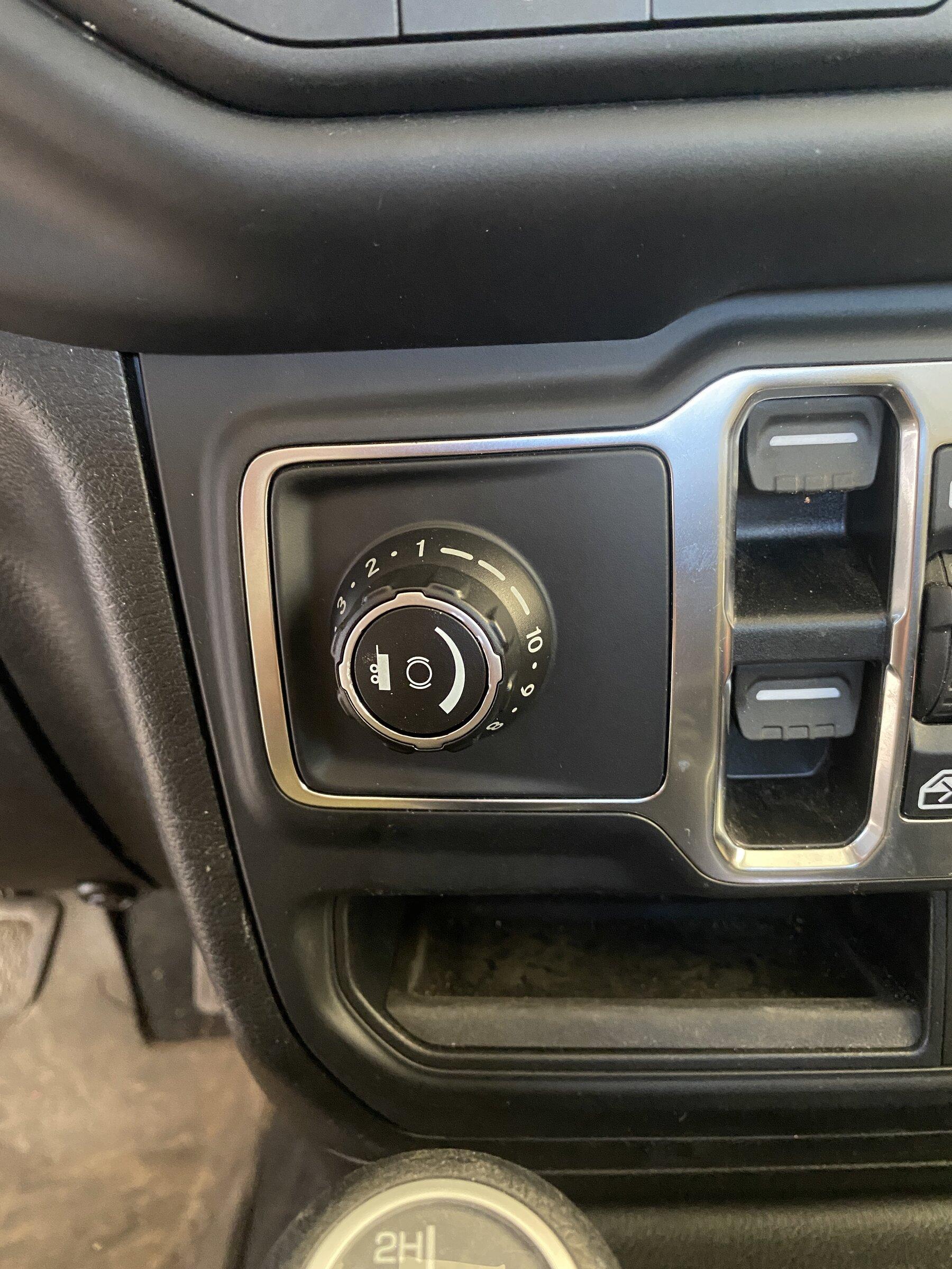 Jeep Gladiator Installed oem brake controller 107D60A7-0588-4DE9-90D9-2510B9D9BFCF