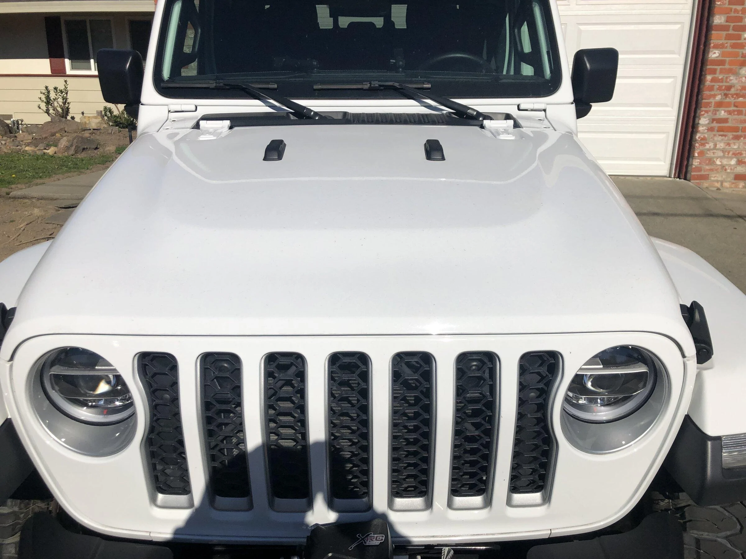 Jeep Gladiator White Overland hood CF08B3D3-3CD1-48EA-97FB-C213FB04ECD0