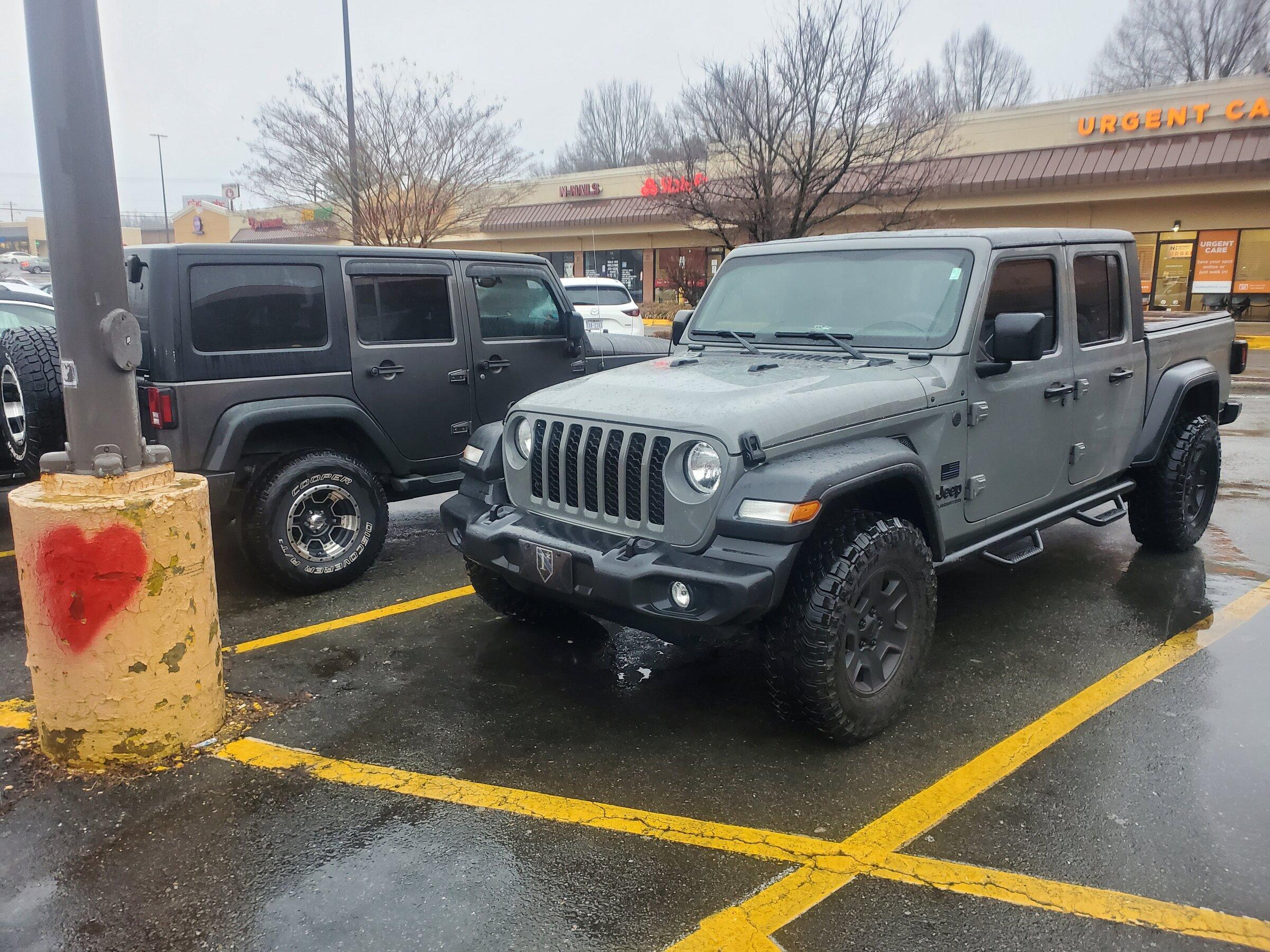 Jeep Gladiator Jeeps Parking Next To Jeeps 20220207_171752