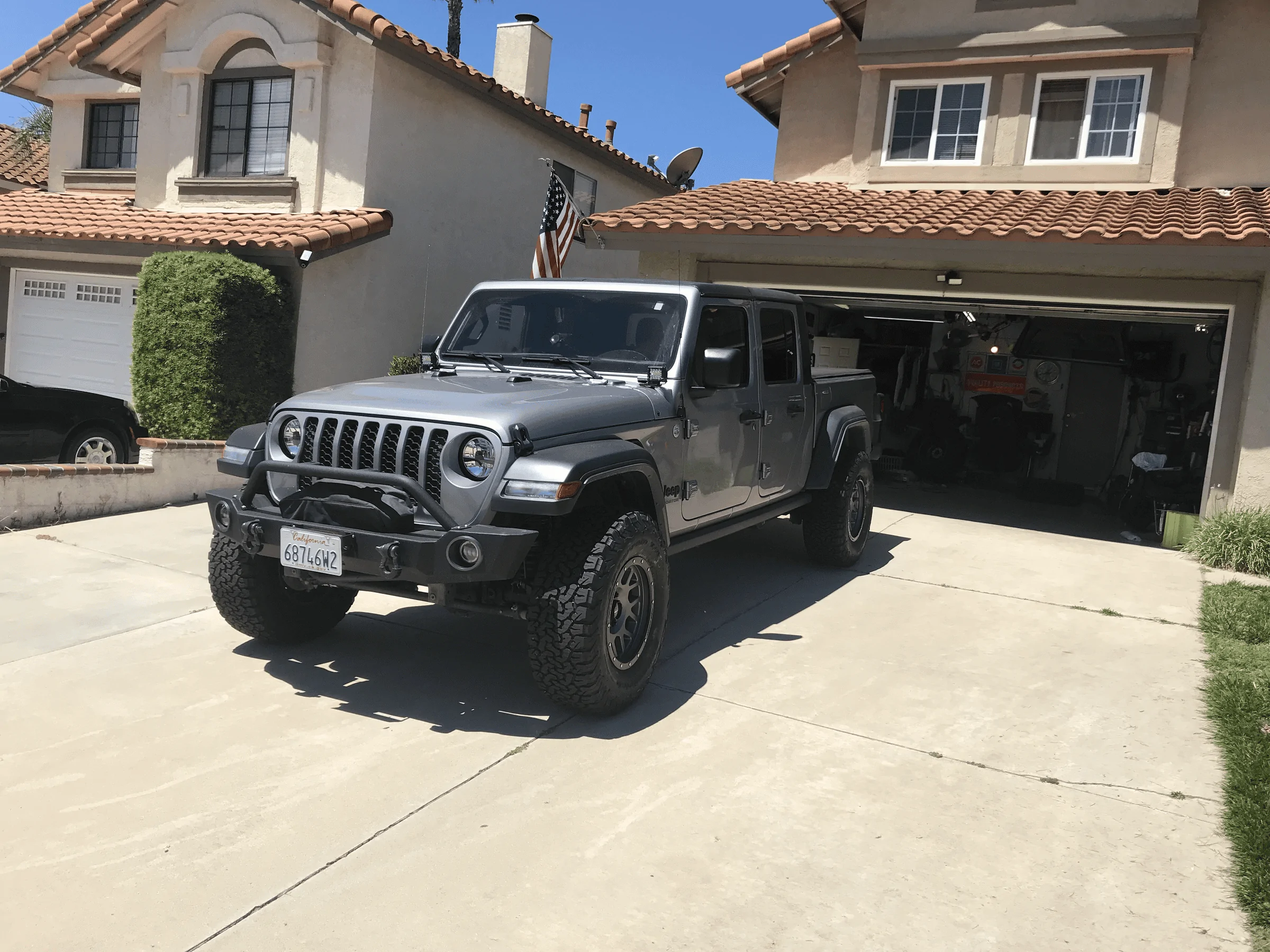 Jeep Gladiator Black is played out, let's see some colored rims tempImageLs29yh