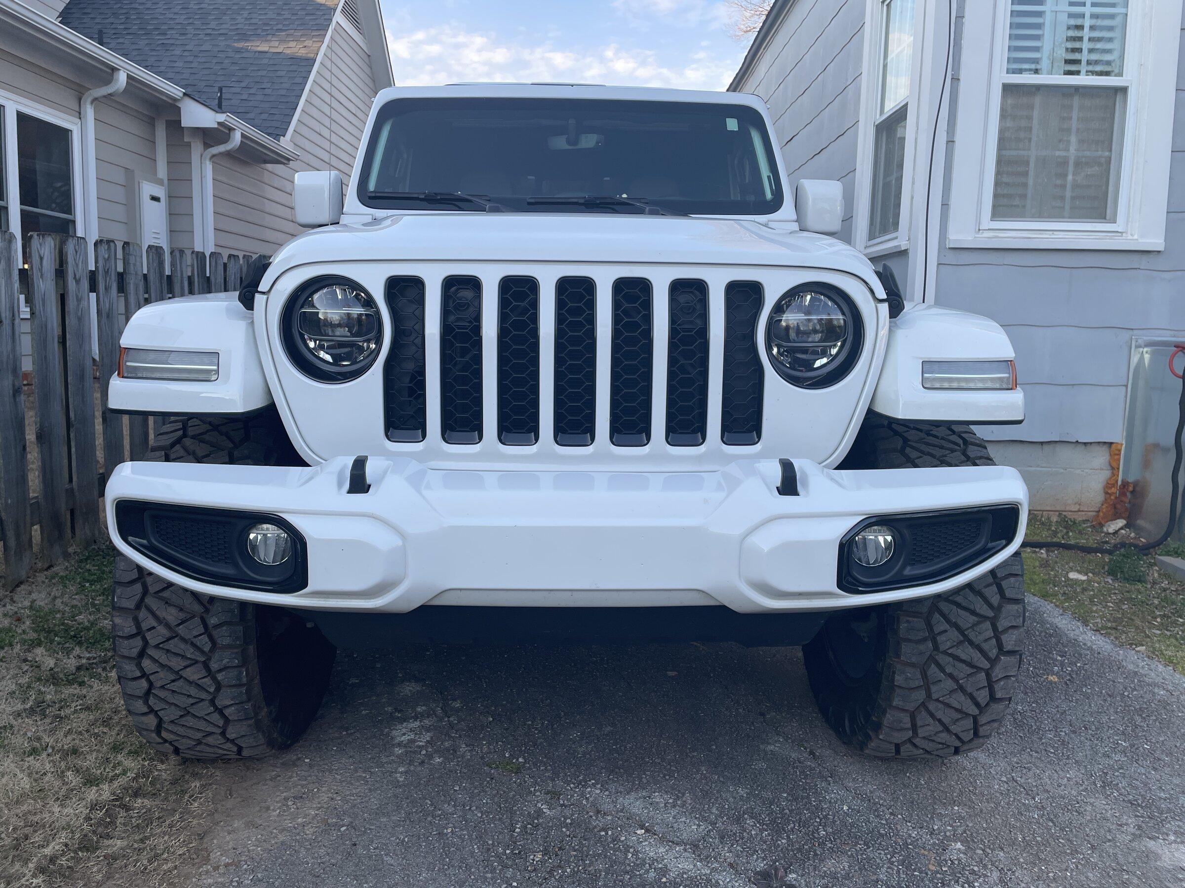 Jeep Gladiator Front bumper with receiver hitch? image