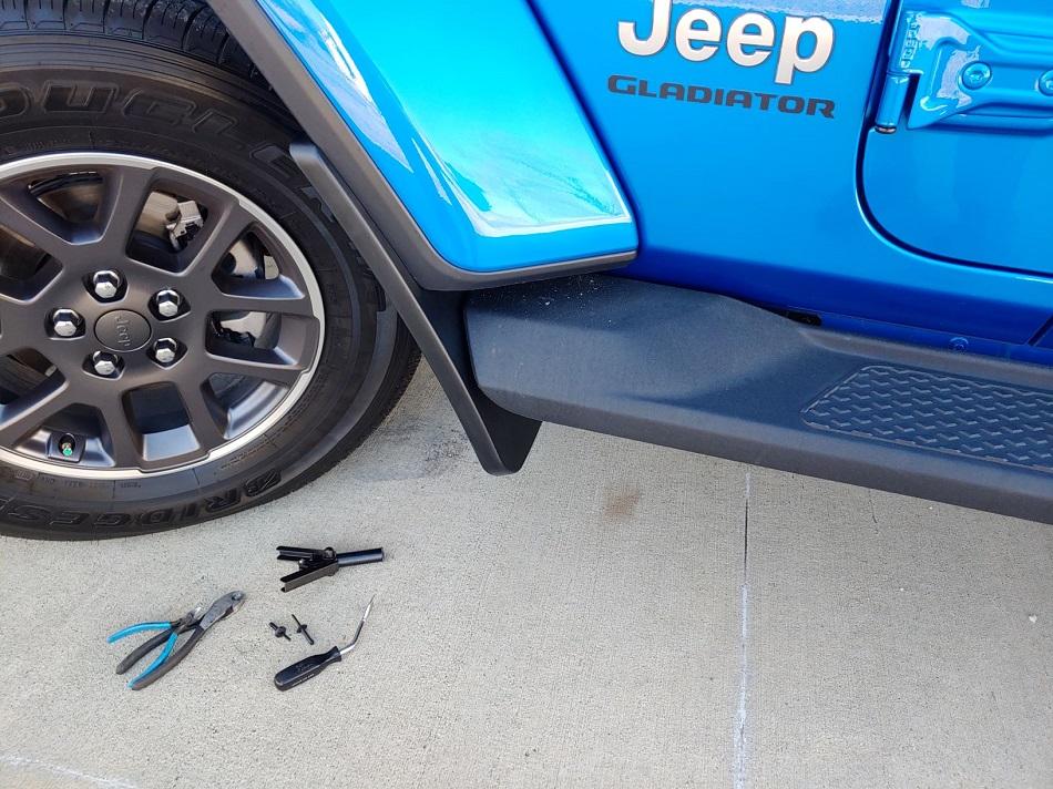 Jeep Gladiator Where to buy plastic push pins ? 20191123_114243