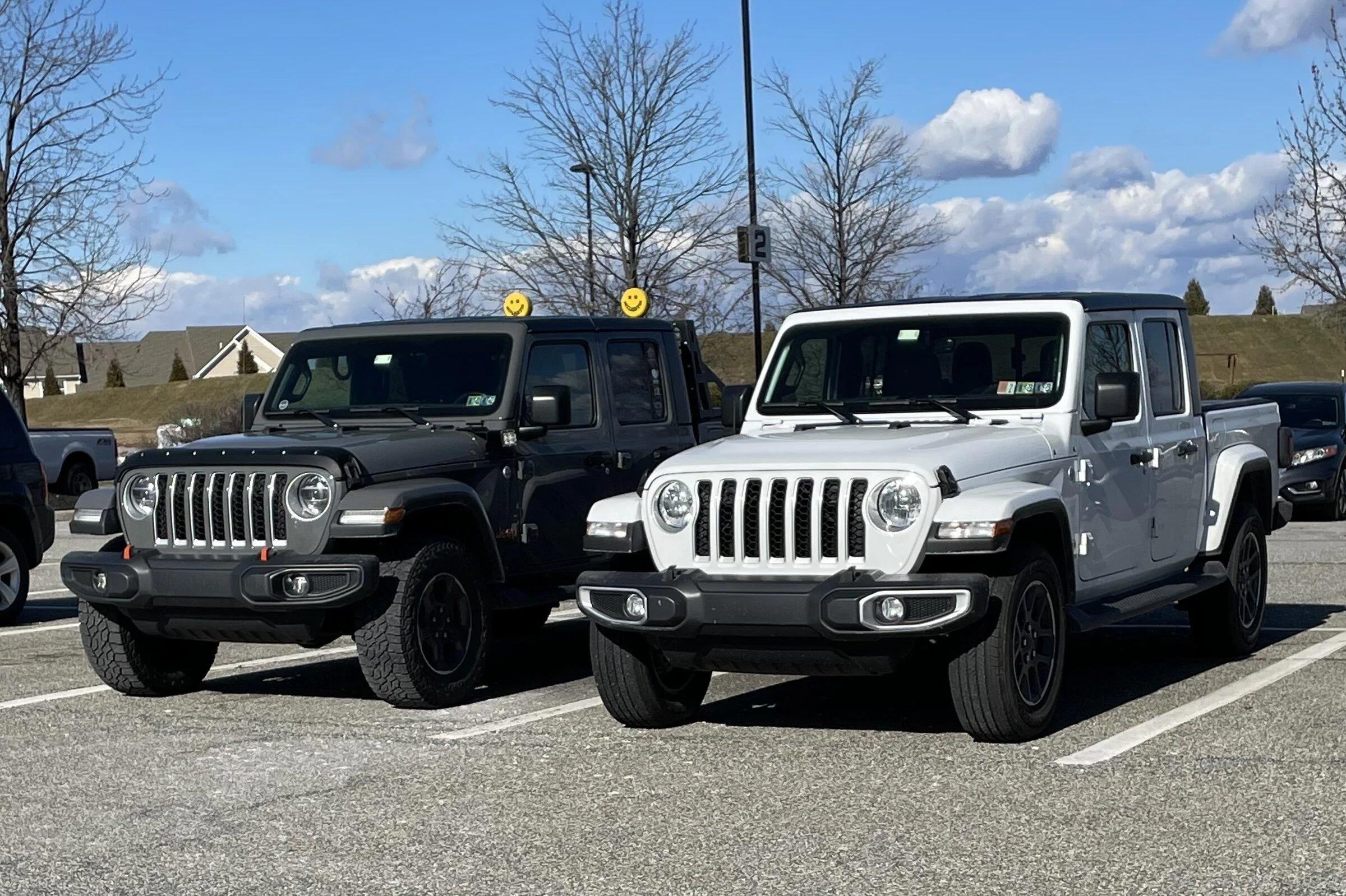 Jeep Gladiator Jeeps Parking Next To Jeeps 26E4EFD1-16C4-4389-8EC5-56BC8A106D8C