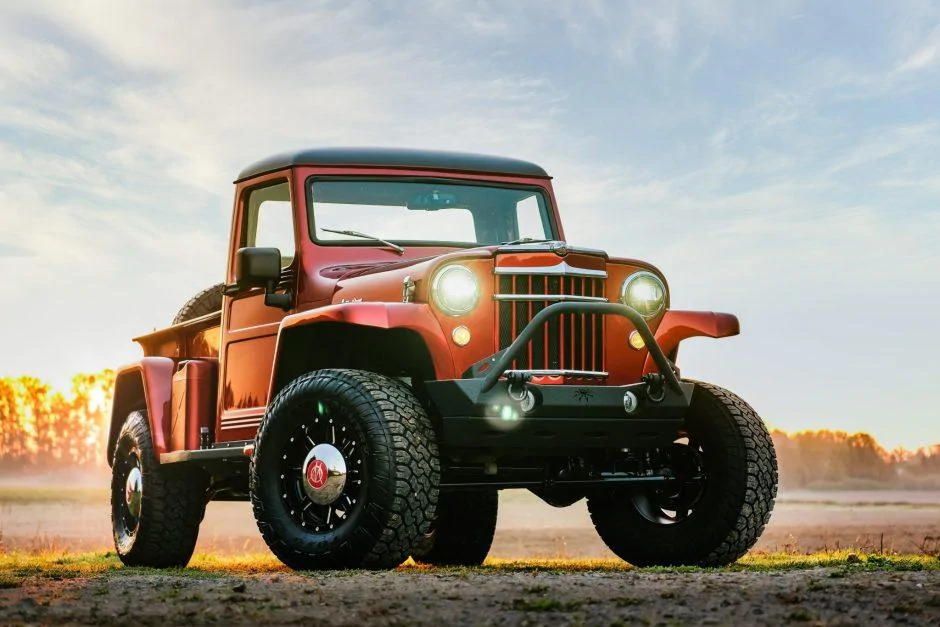 1955_willys_truck_1602522233fe3f57bfc5Willys-Restomod-Beauty-A-GC.com-1-scaled.webp