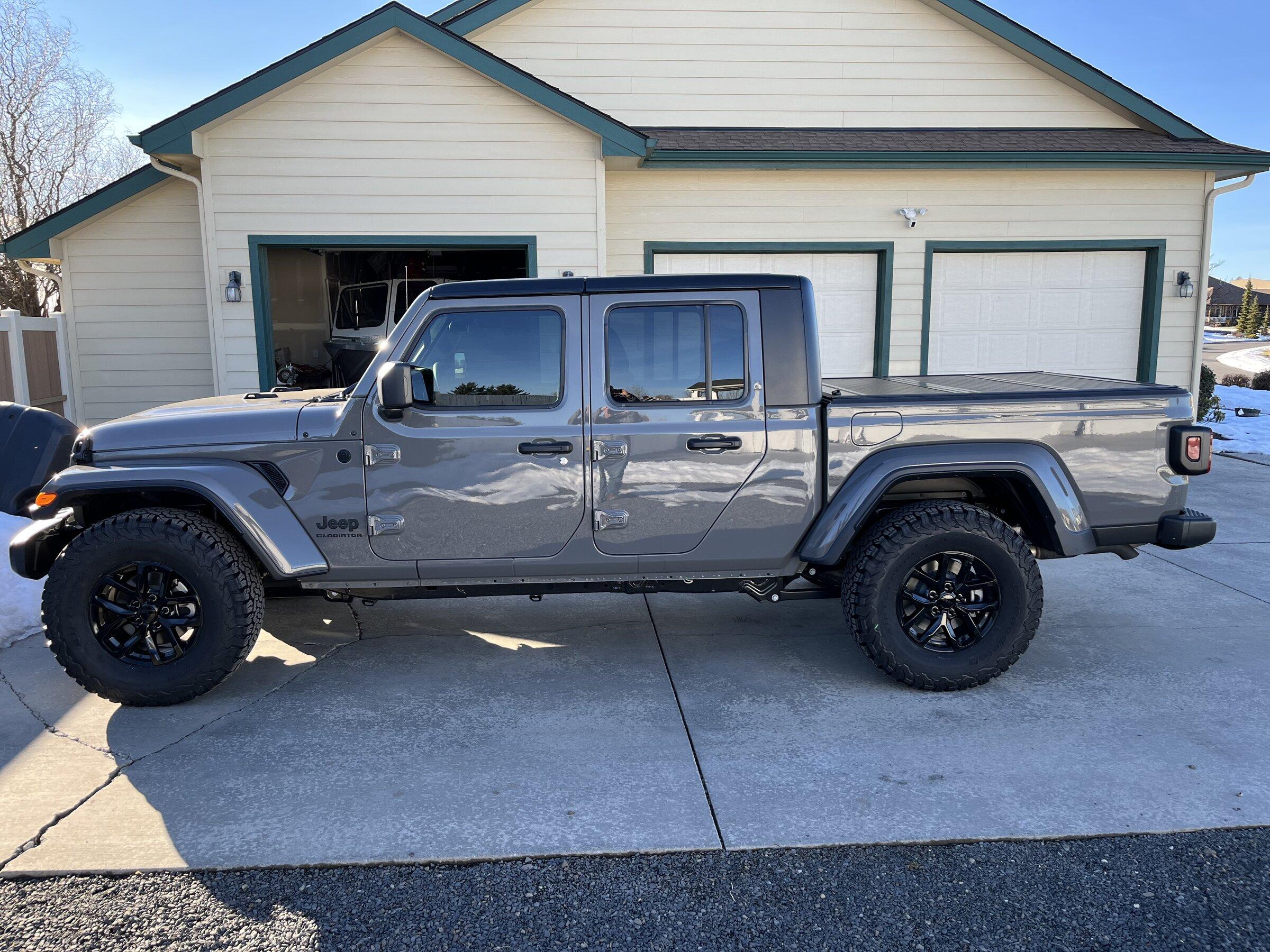 Jeep Gladiator bigger tires on unlifted Sport S 9812DE54-A87D-4E03-B5B3-3E3BF3930D3C