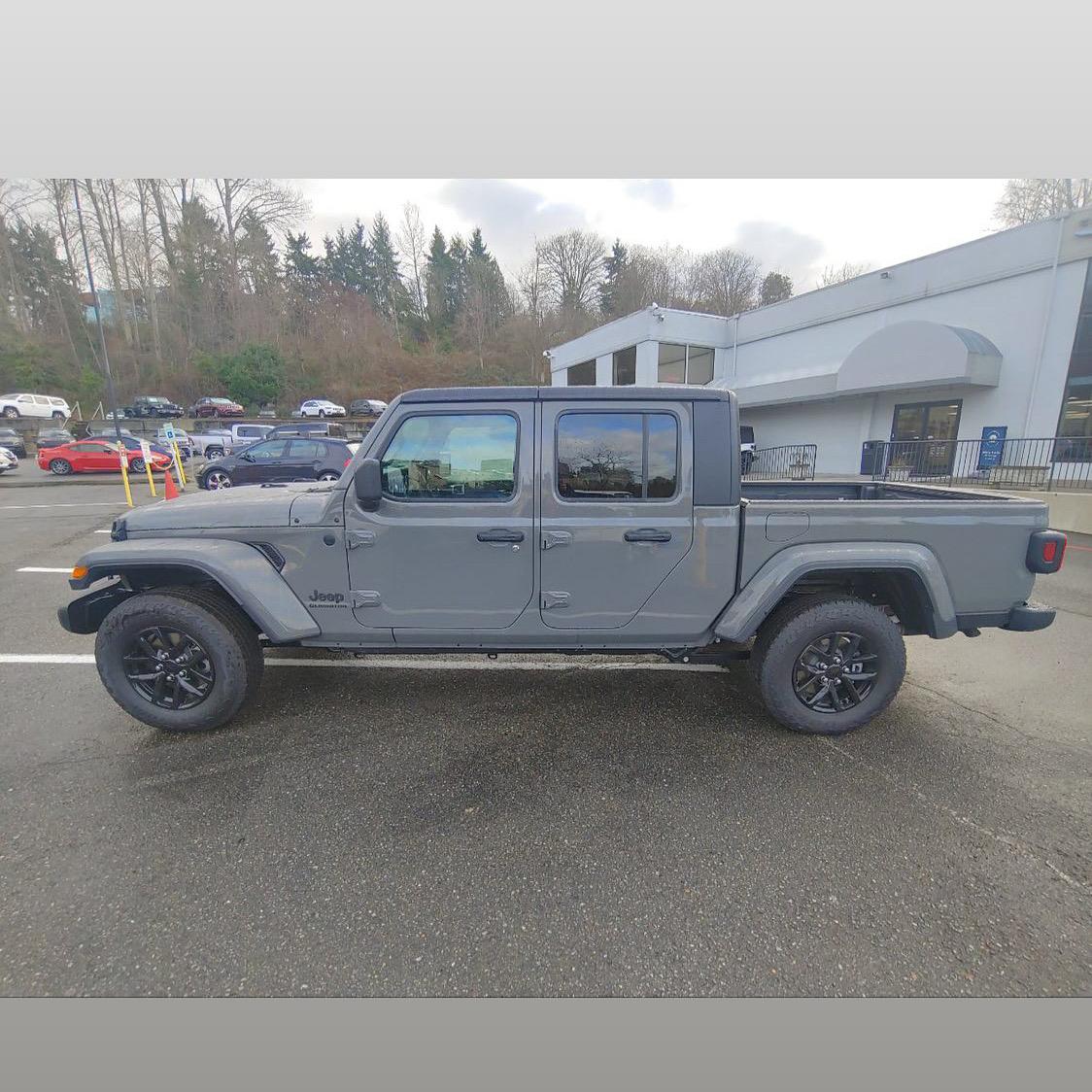 Jeep Gladiator bigger tires on unlifted Sport S 31D77B14-FA3A-48EE-9DF3-557D6A20C507