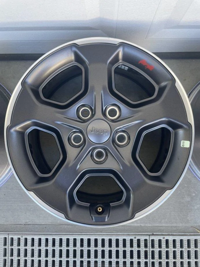 Jeep Gladiator 4 Rubicon Wheels with TPMS Sensors glad3