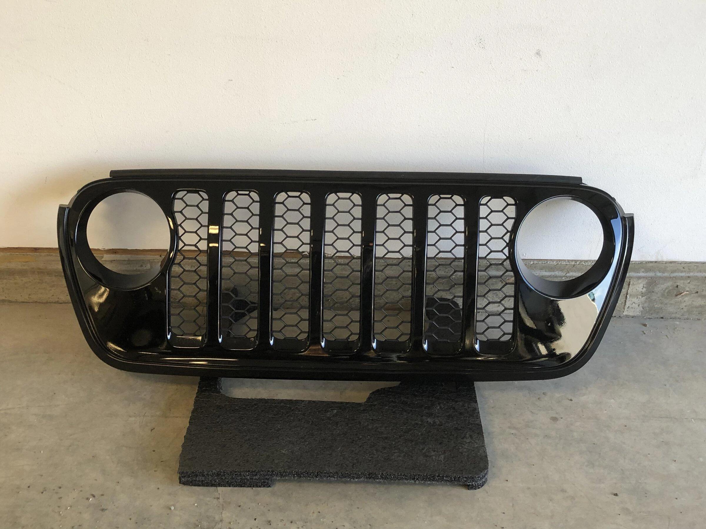 Jeep Gladiator Black Grille 18210A06-39F1-4C25-88E7-704C3538C132