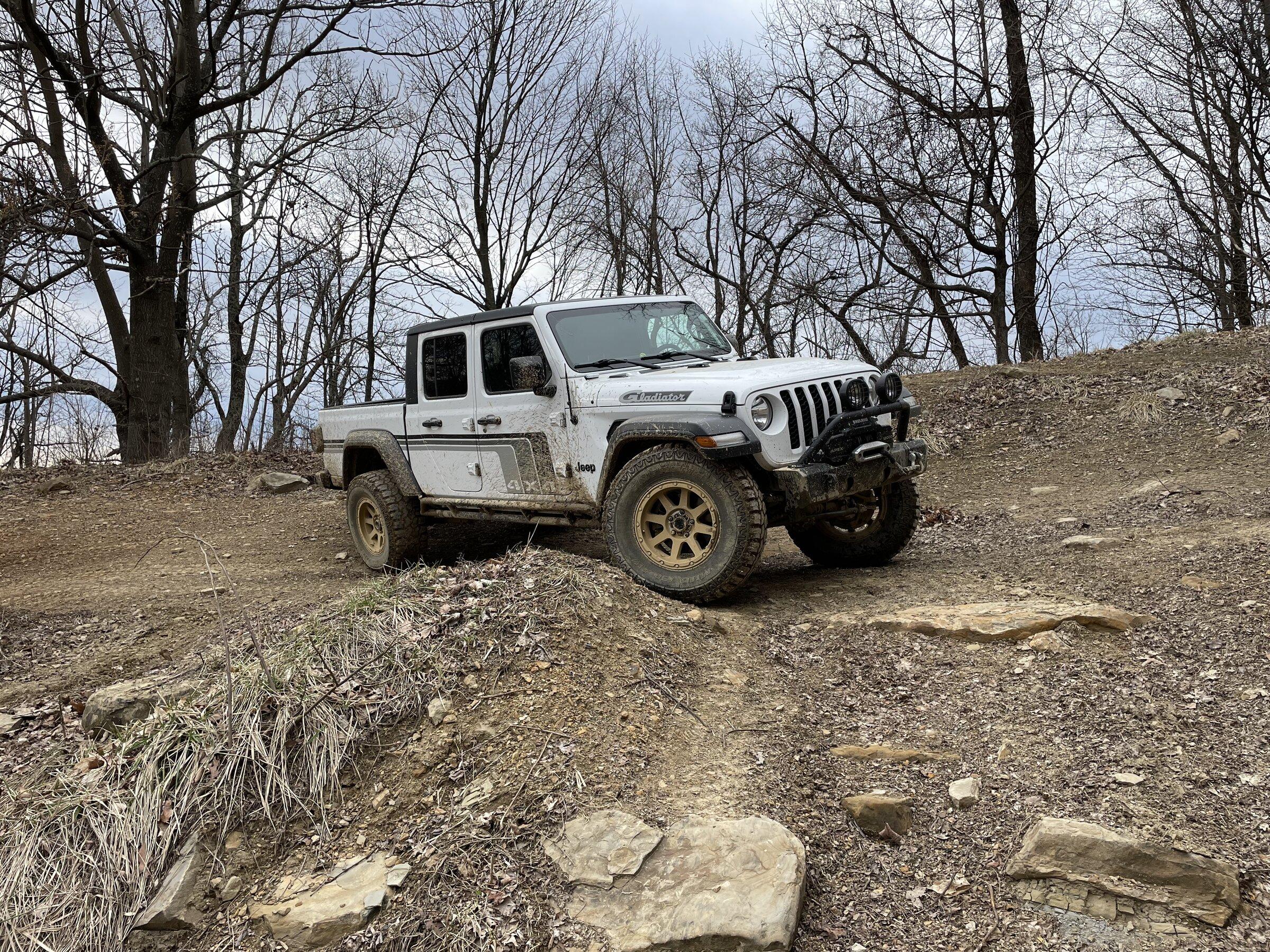 Jeep Gladiator BRIGHT WHITE Gladiator JT Club 7B1D58FF-2C74-409D-AA9B-ED9418BAD281