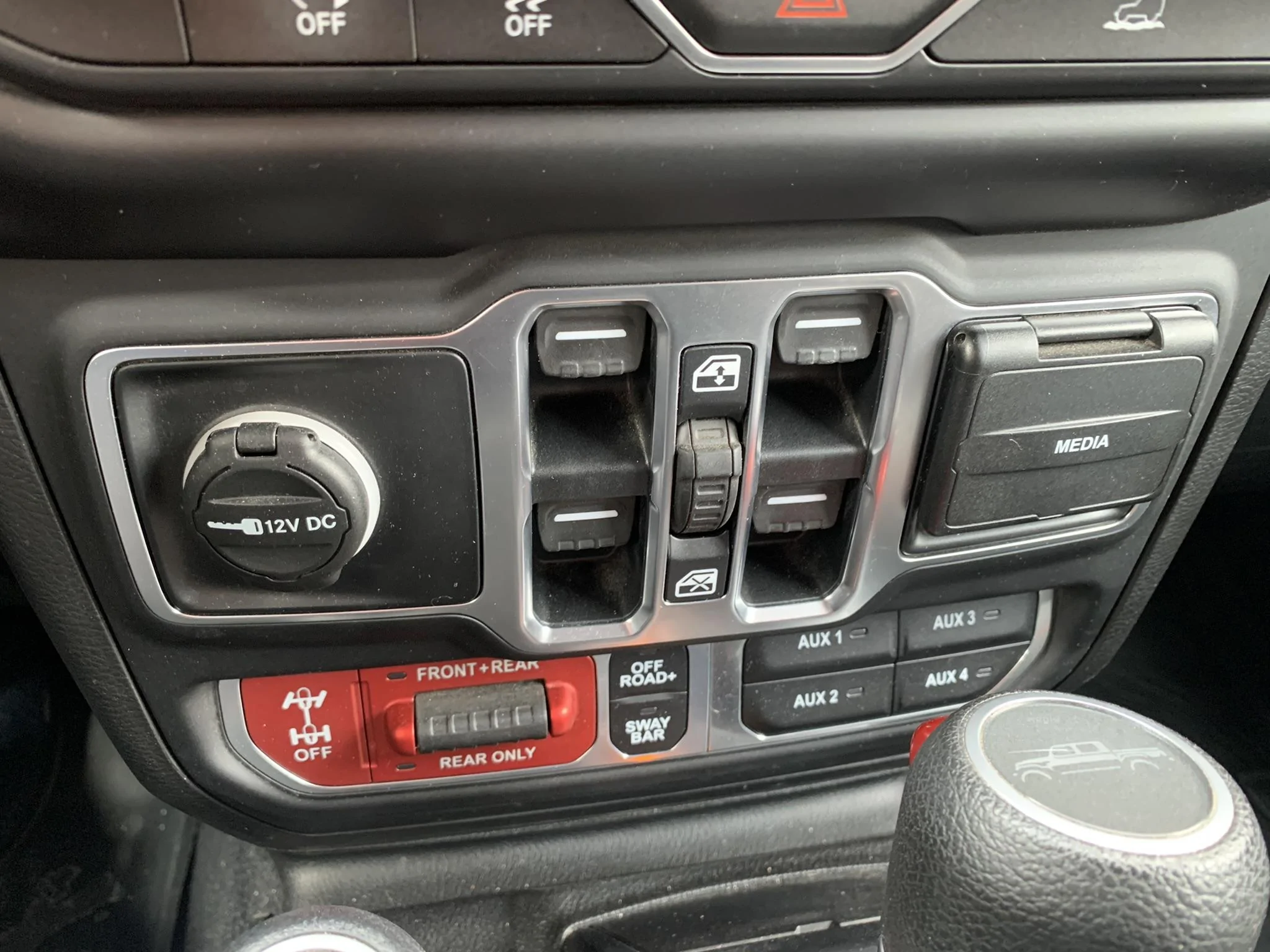 Jeep Gladiator 2020 JTR Granite Crystal 4AEDFF32-D3FD-4C8C-906E-1AC7D613994D