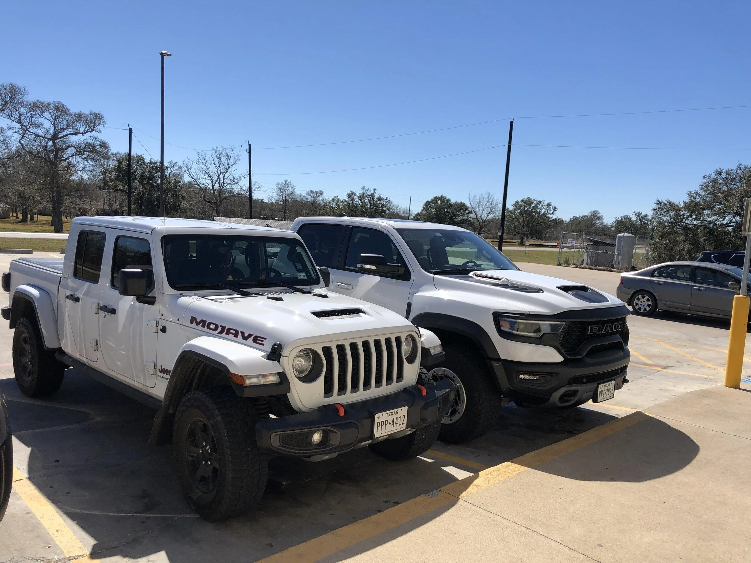 Jeep Gladiator Jeeps Parking Next To Jeeps 9FFF44A0-F118-4E81-A6E2-02CCD6E19ED6