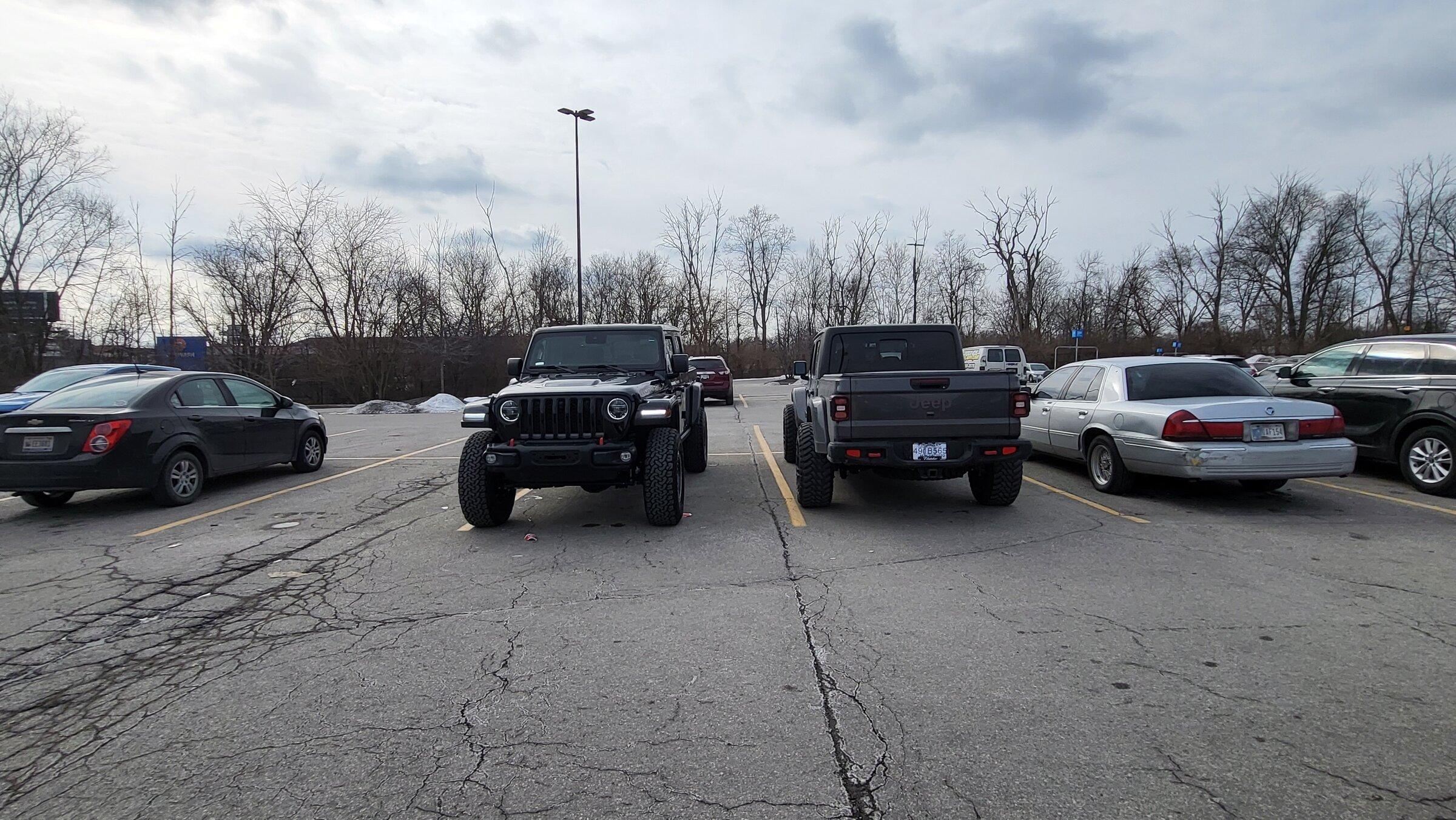 Jeep Gladiator Jeeps Parking Next To Jeeps 20220213_105711
