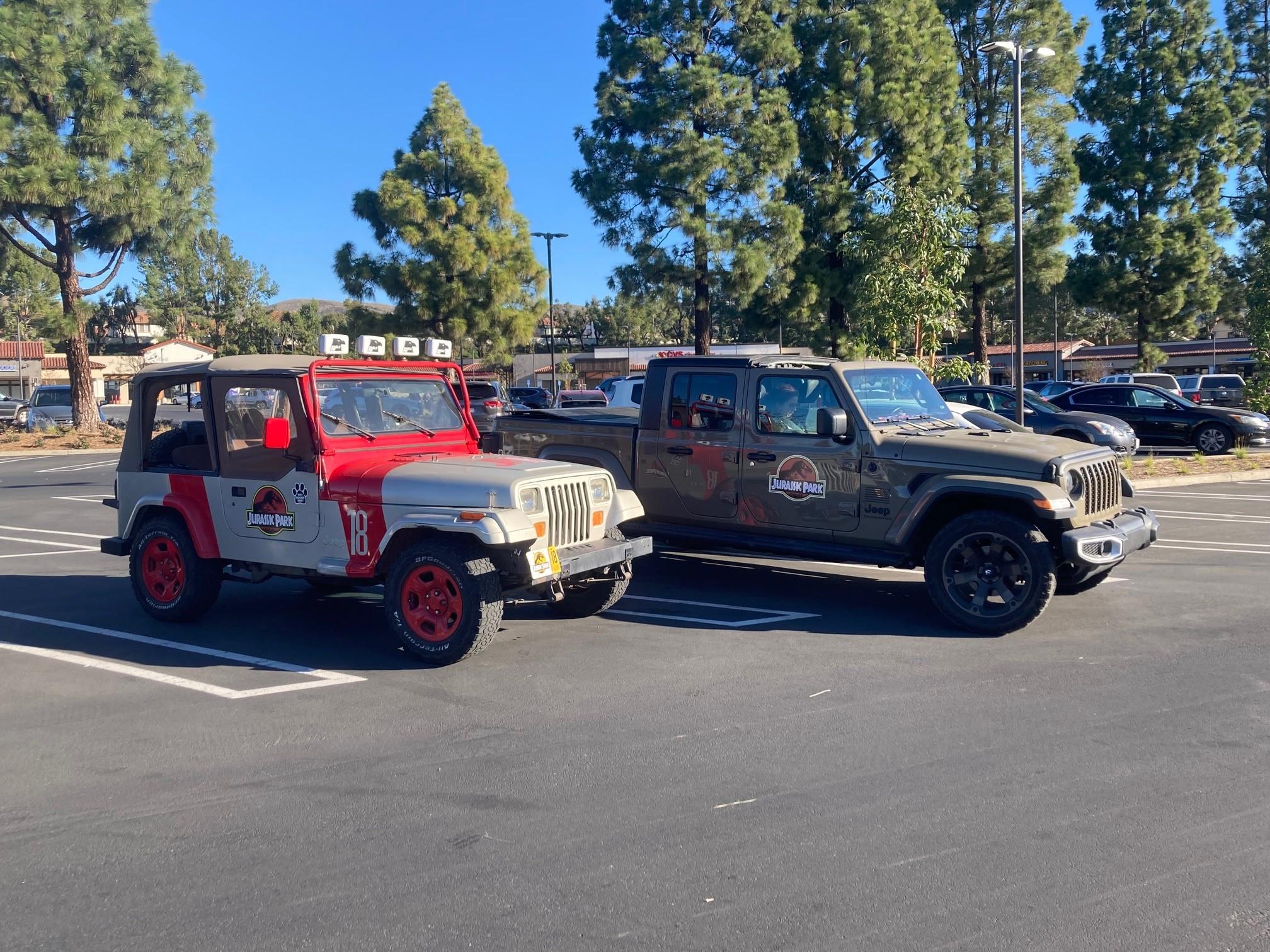 Jeep Gladiator Jeeps Parking Next To Jeeps 2_jeeps