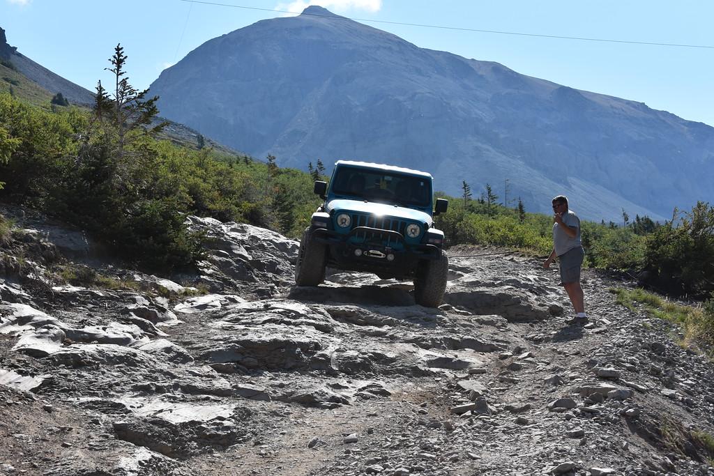 Jeep Gladiator Gladiator on a tight Black Bear Pass switchback. Drone footage. i-Lh65wb2-XL