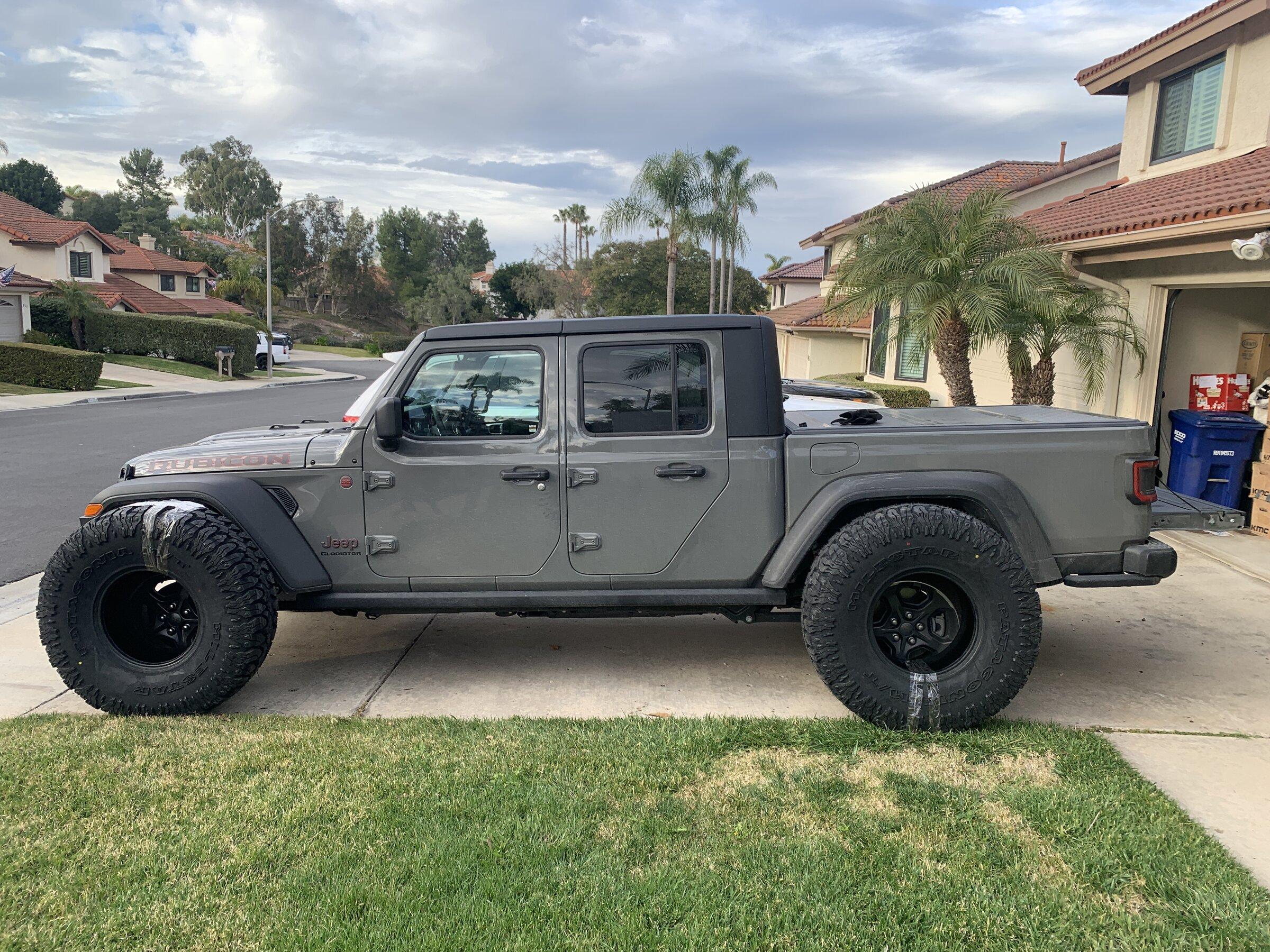 Jeep Gladiator 2021 JTRD Sting Grey Rhino 860FC156-D1D7-4086-81AF-A2A0B51B5B0E