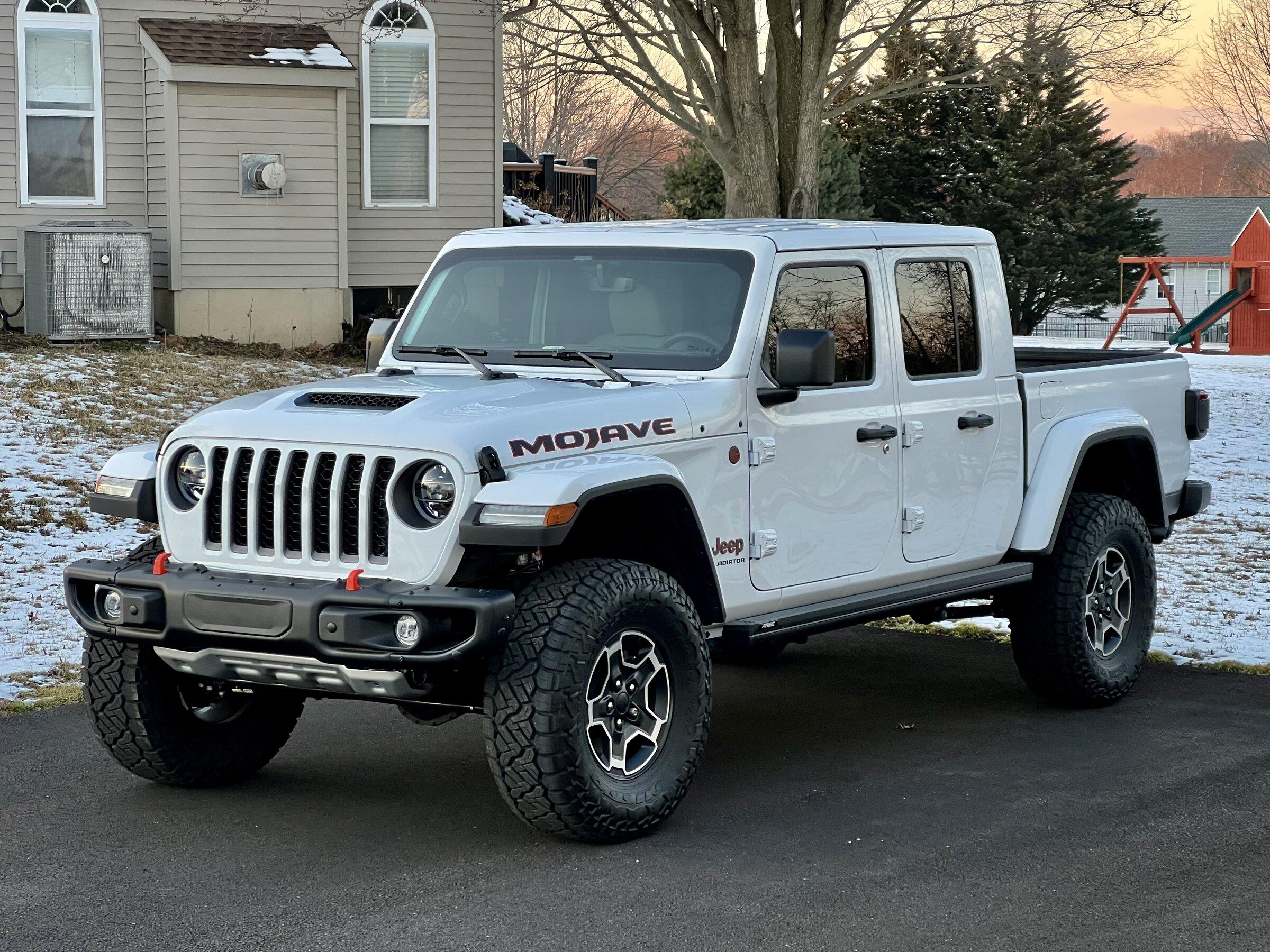Jeep Gladiator Looking for Pics of power side steps with the steps closed 84568720-AF3E-48C9-BB13-7AC6B0E96F77