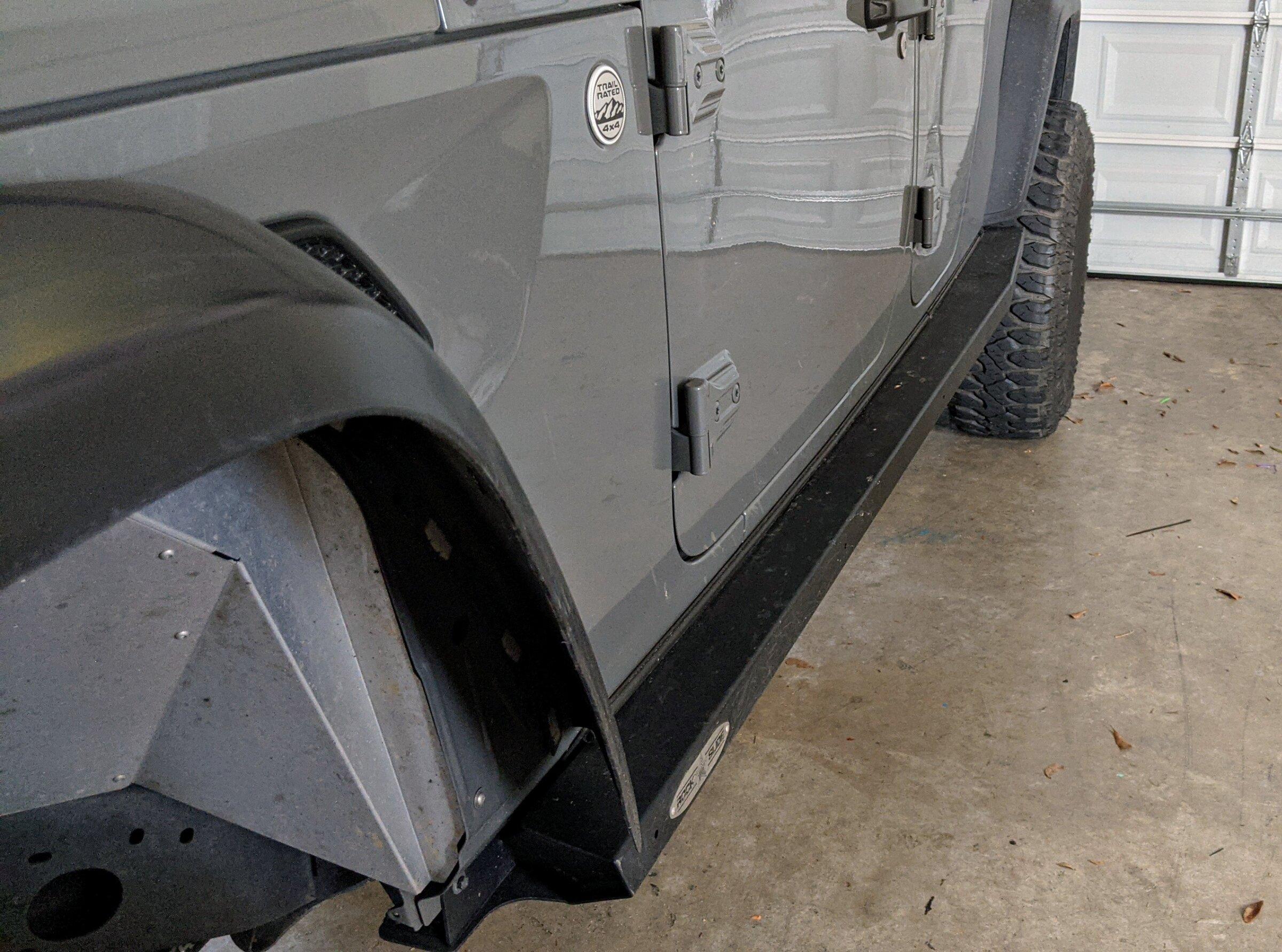 Jeep Gladiator Looking for Pics of power side steps with the steps closed PXL_20220218_181214582